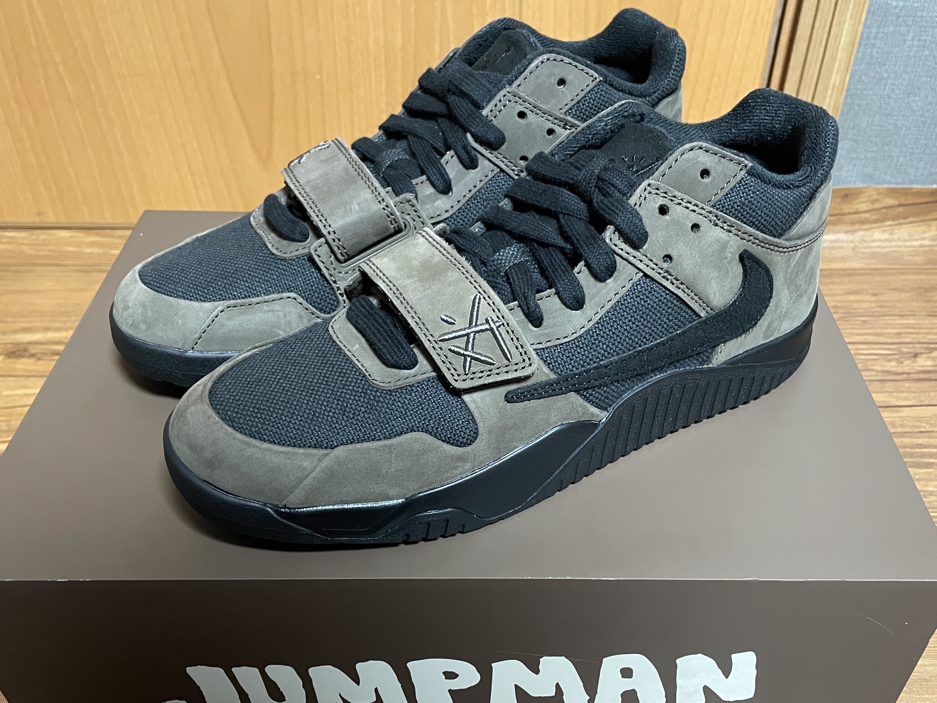 Jordan x Travis Scott Jumpman Jack TR Black and Dark Mocha 착용 스타일