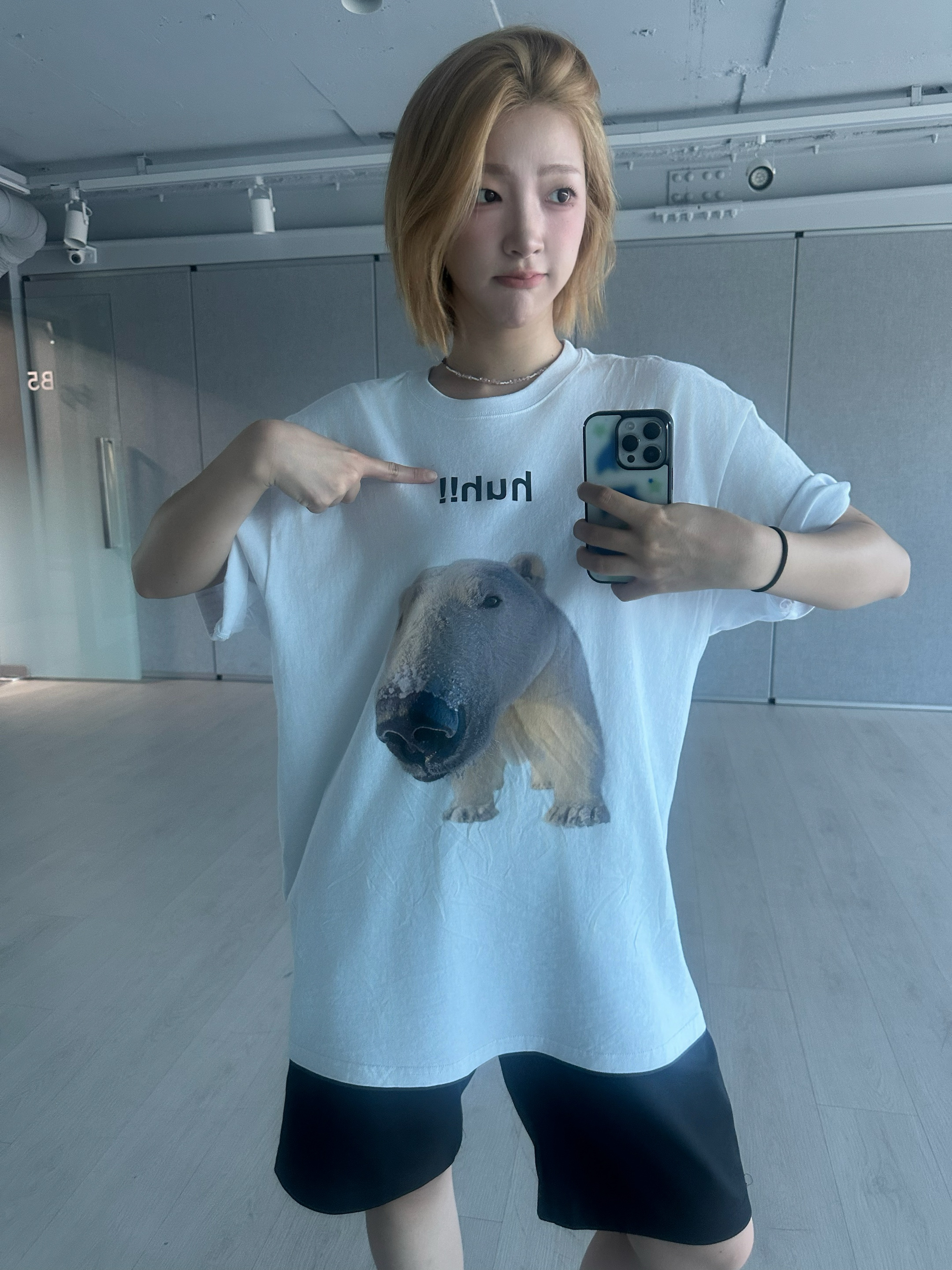 Suade Huh Tee White ์ฐฉ์ฉ ์คํ์ผ - 2