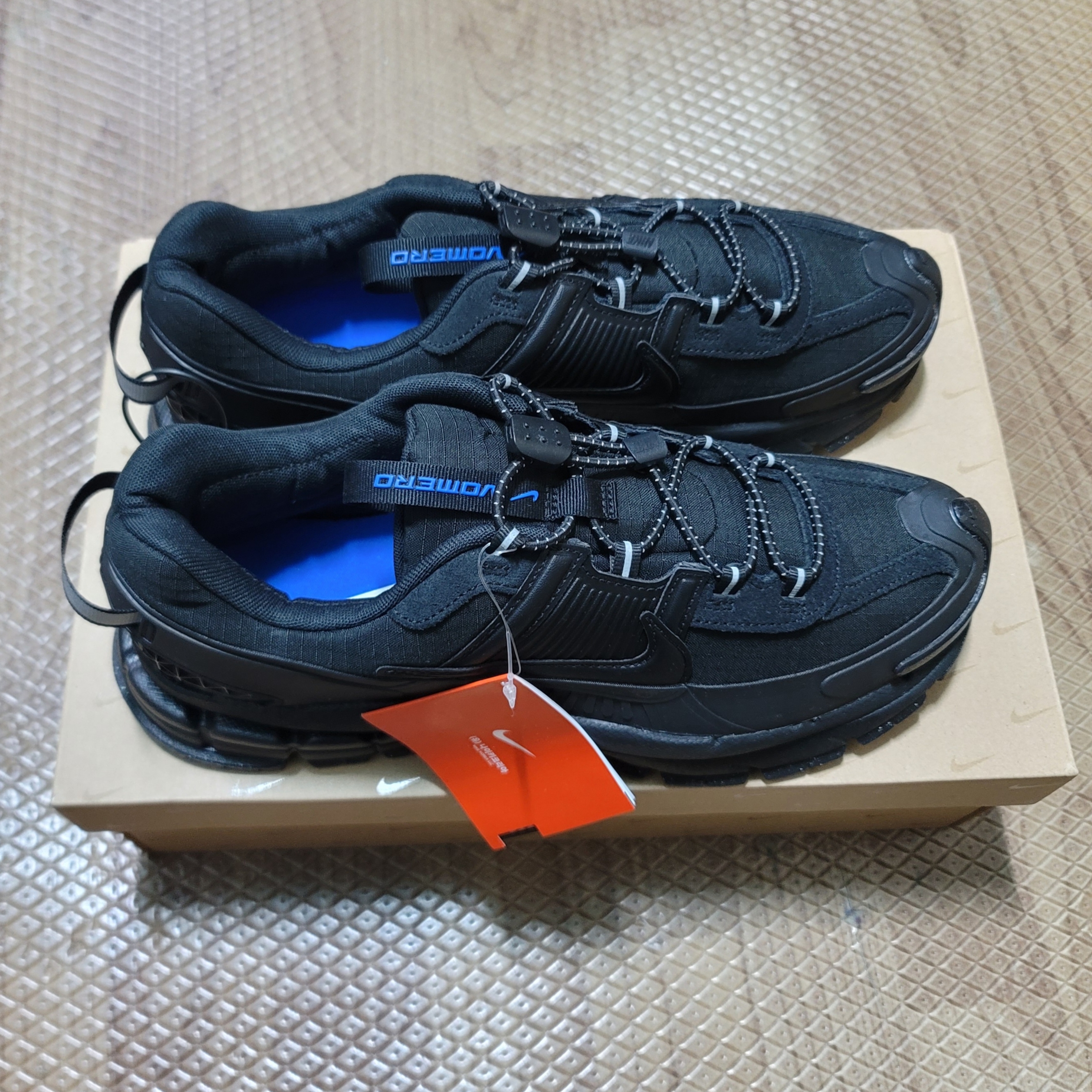 Nike Zoom Vomero Roam Black Racer Blue 착용 스타일 - 2