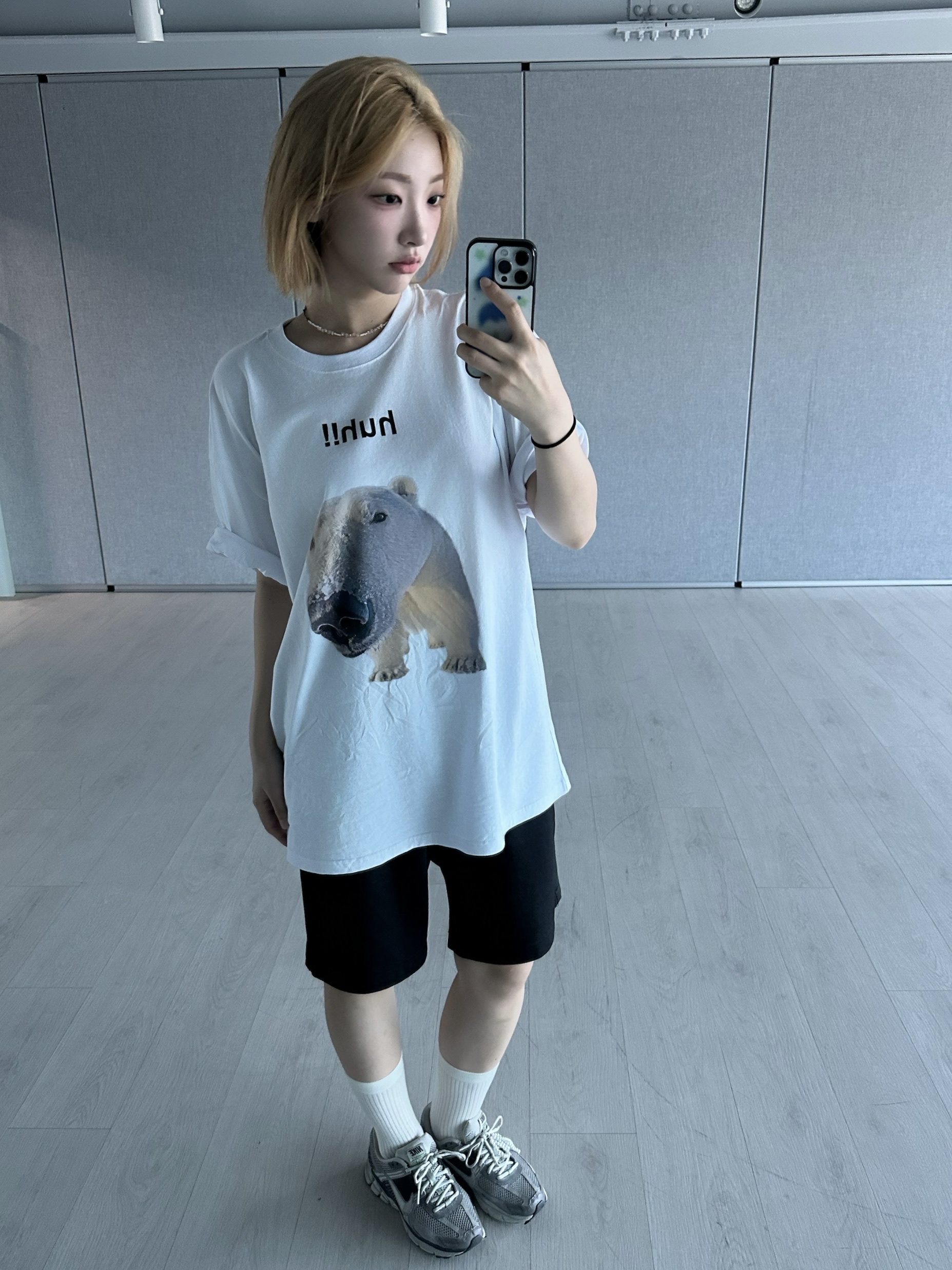 Suade Huh Tee White ์ฐฉ์ฉ ์คํ์ผ - 5