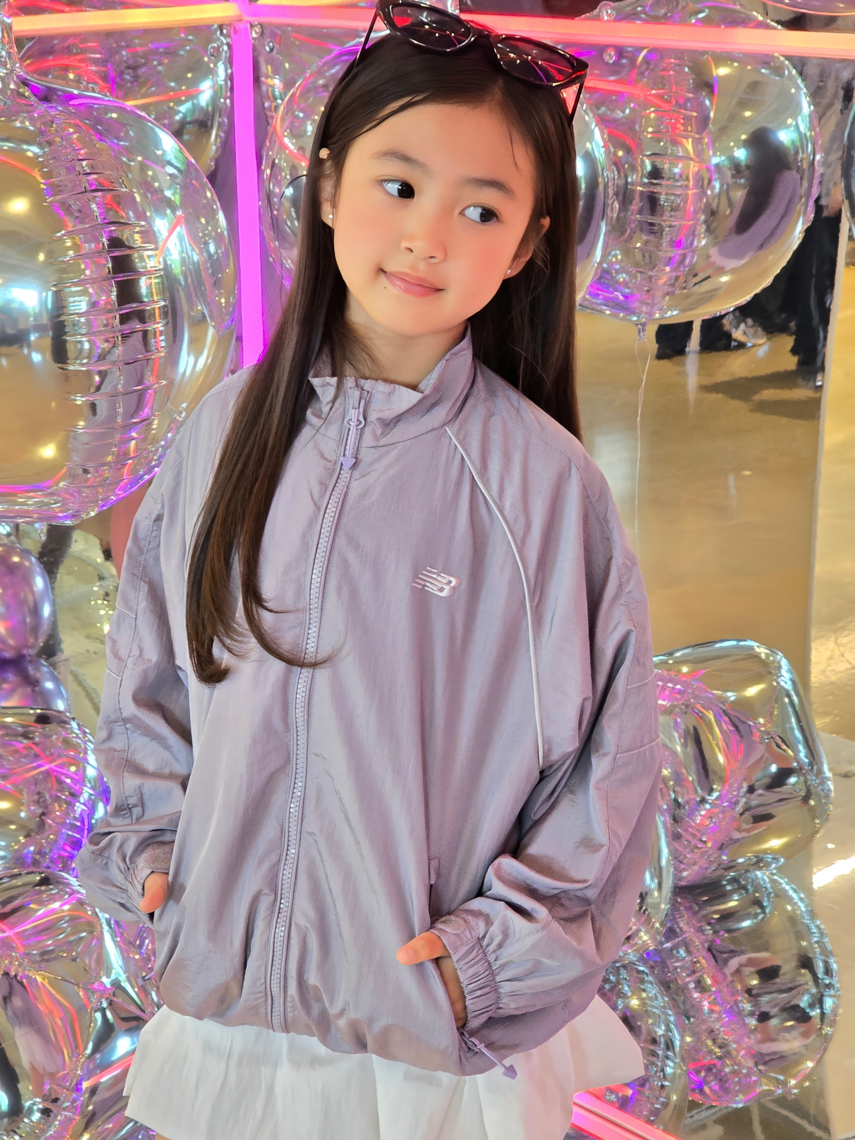 (Kids) New Balance Air Glossy Windbreaker Purple 착용 스타일 - 6