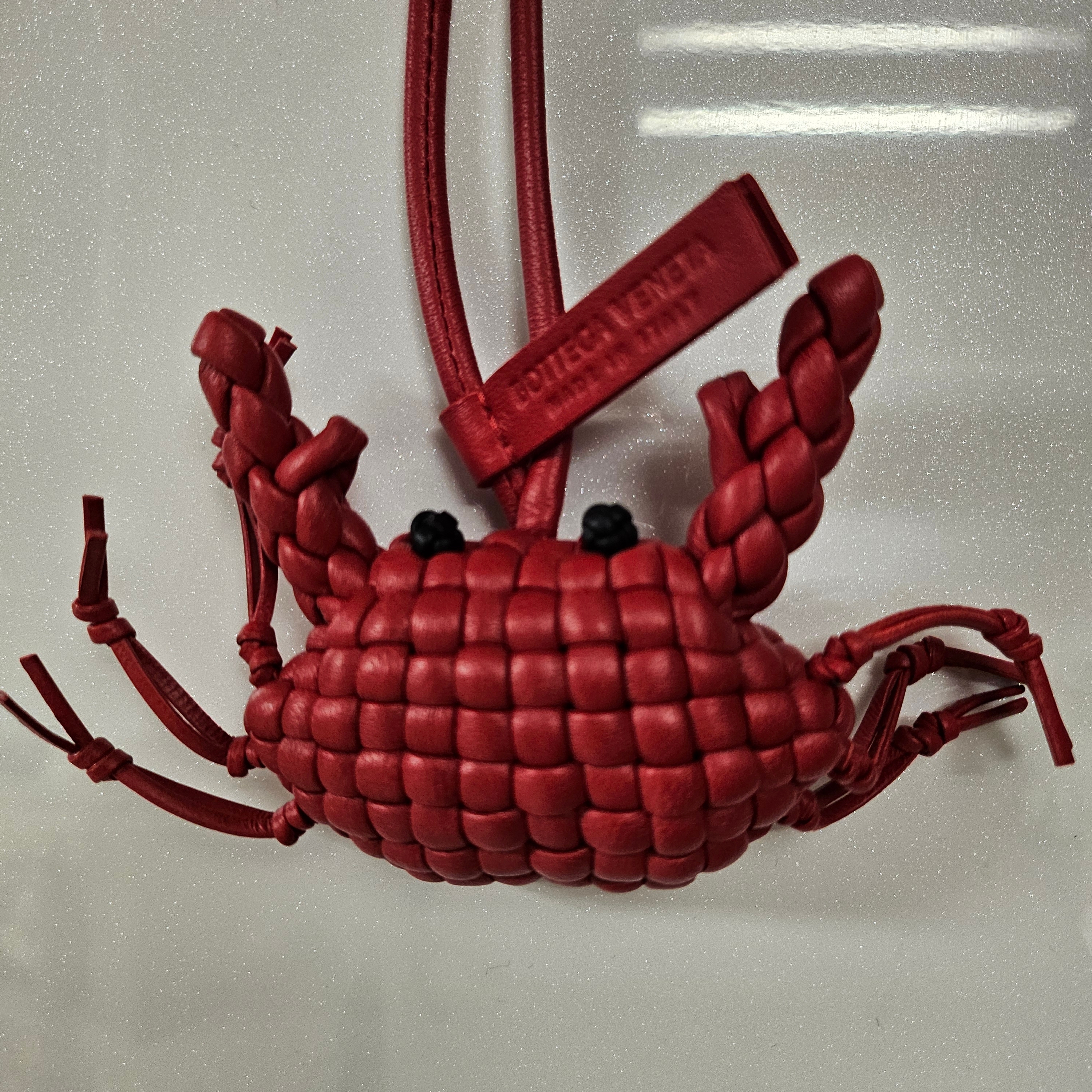 Bottega Veneta Crab Charm Cardinal Black 착용 스타일 - 1