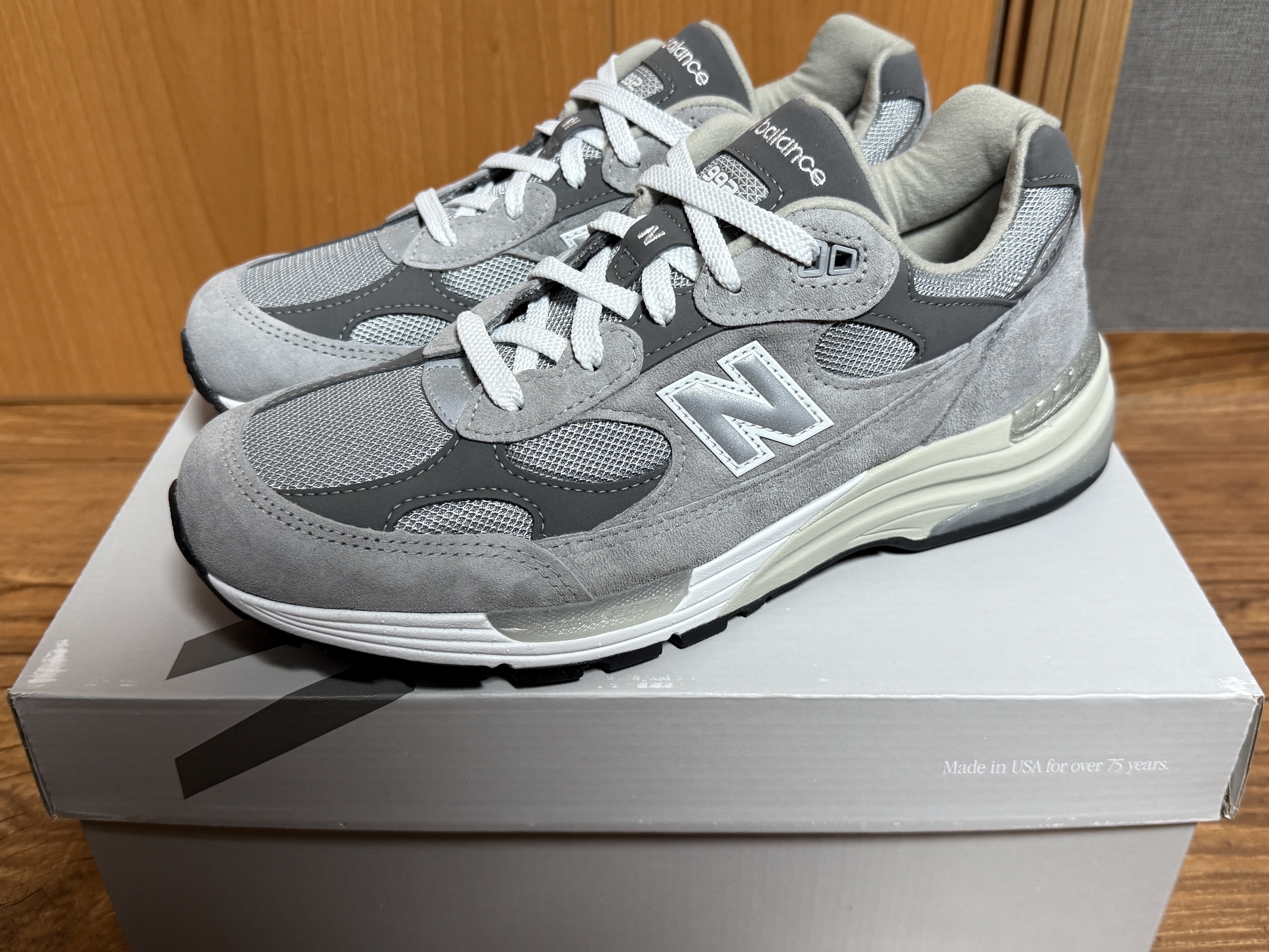 New Balance 992 Made in USA Core Grey Silver Metallic 착용 스타일