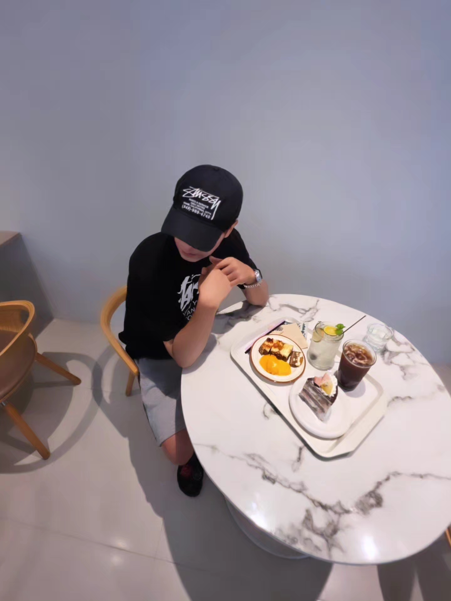 Stussy World Tour T-Shirt Black, Stussy World Tour T-Shirt Black 2023 착용 스타일 - 4