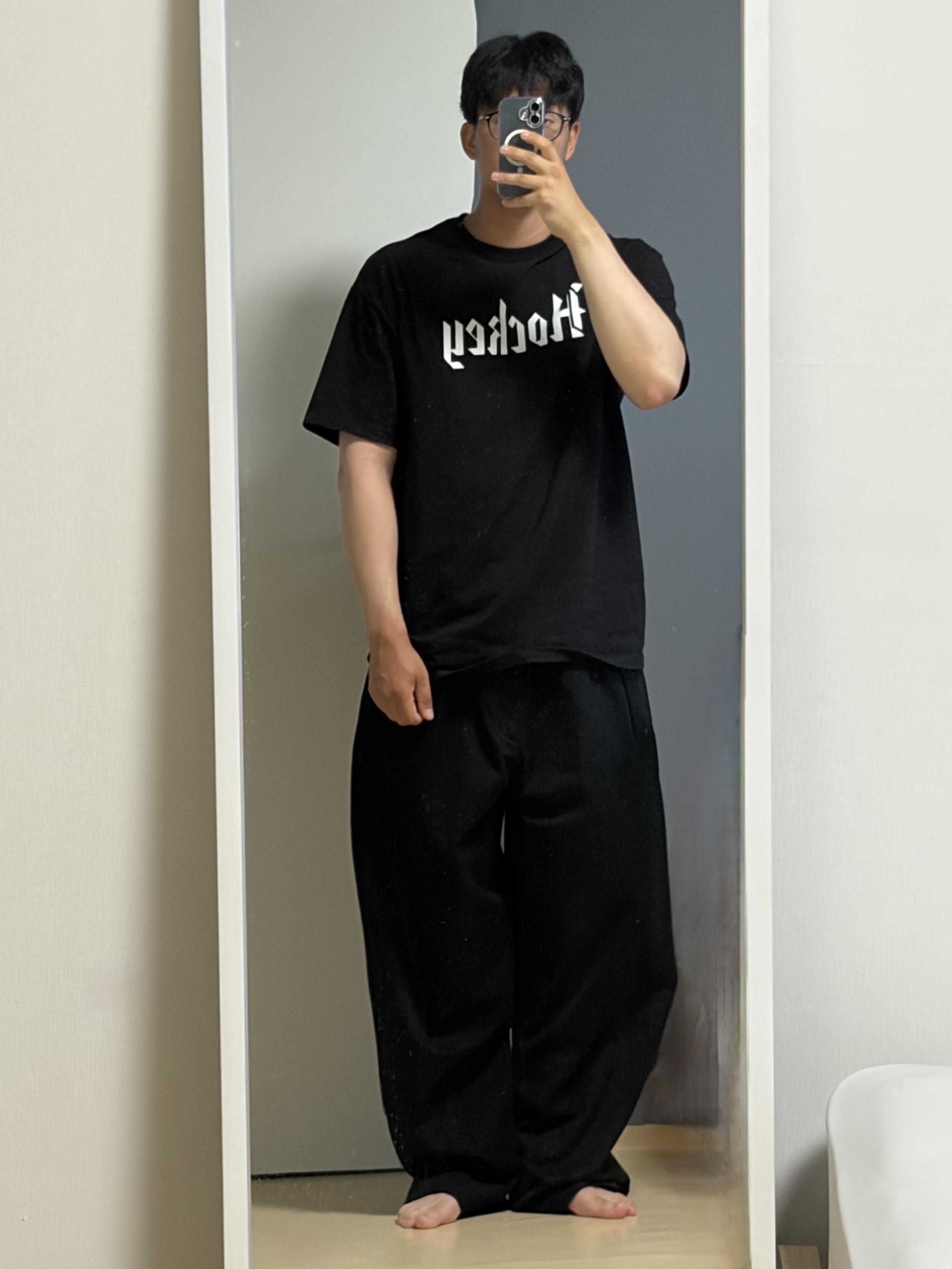 Uniqlo Barrel Pants Black, Uniqlo C Sweat Wide Pants Navy 착용 스타일 - 2