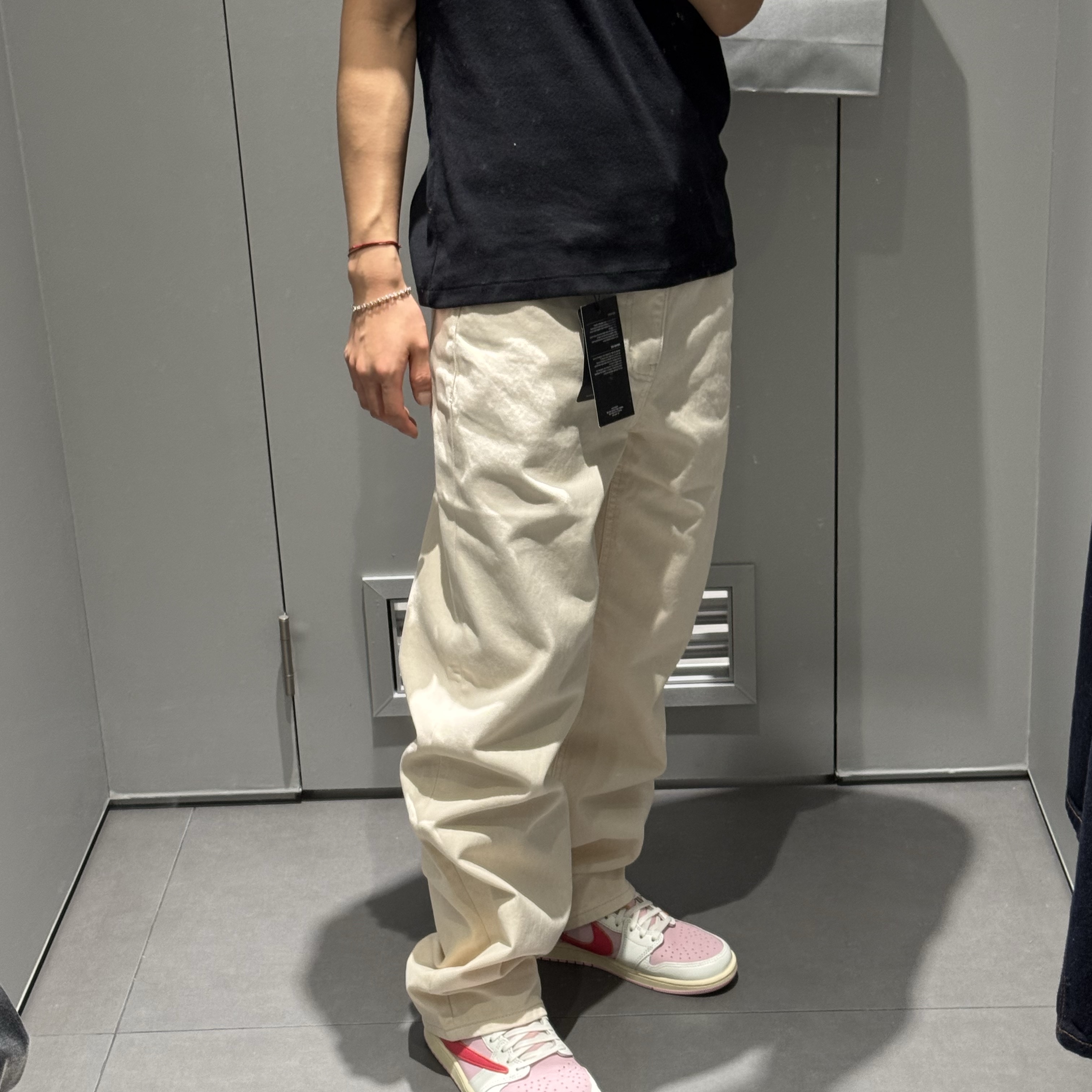 Jordan 1 x Travis Scott Retro Low OG SP Sail Tropical Pink 착용 스타일