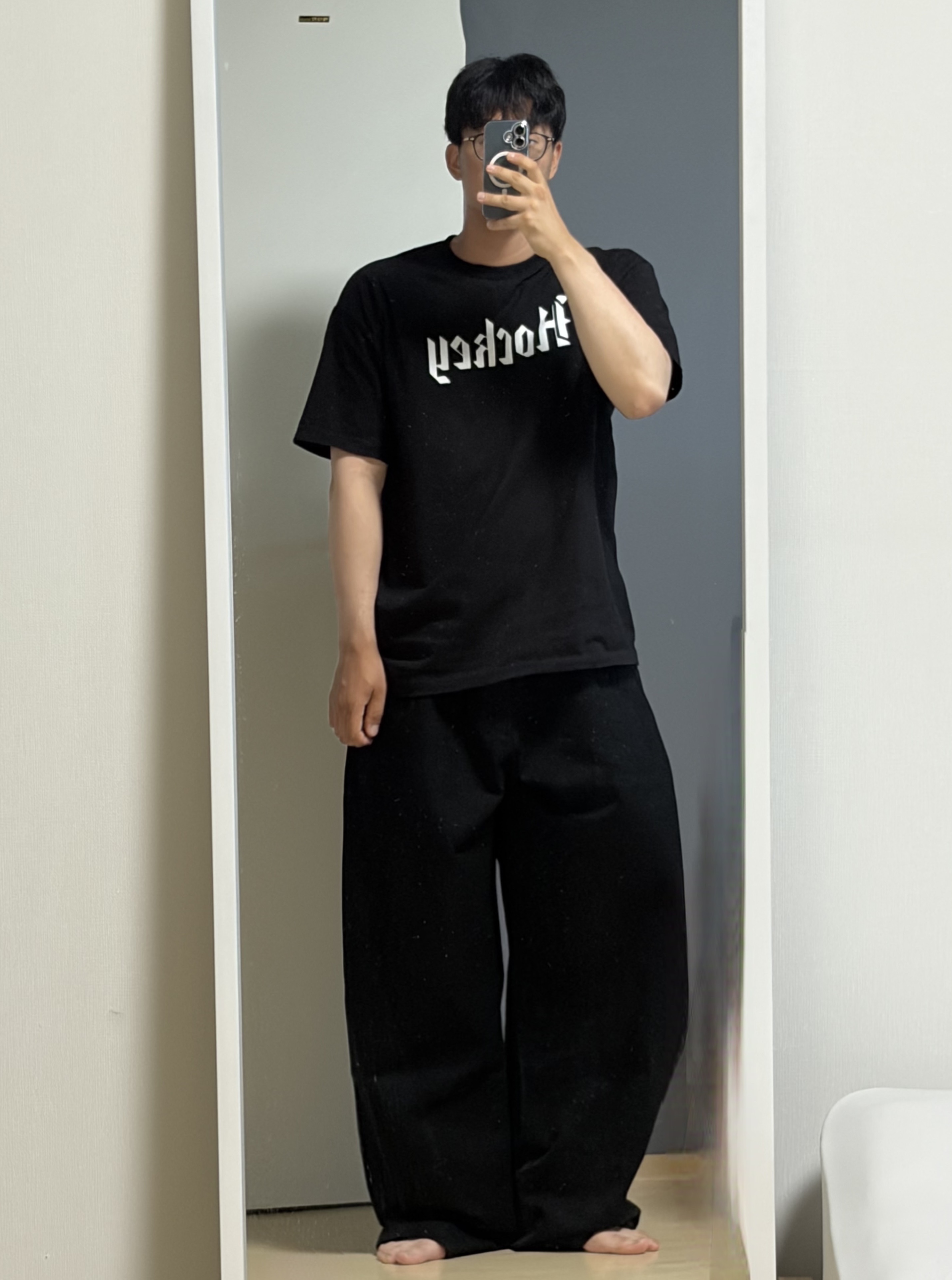 Uniqlo Barrel Pants Black, Uniqlo C Sweat Wide Pants Navy 착용 스타일 - 1