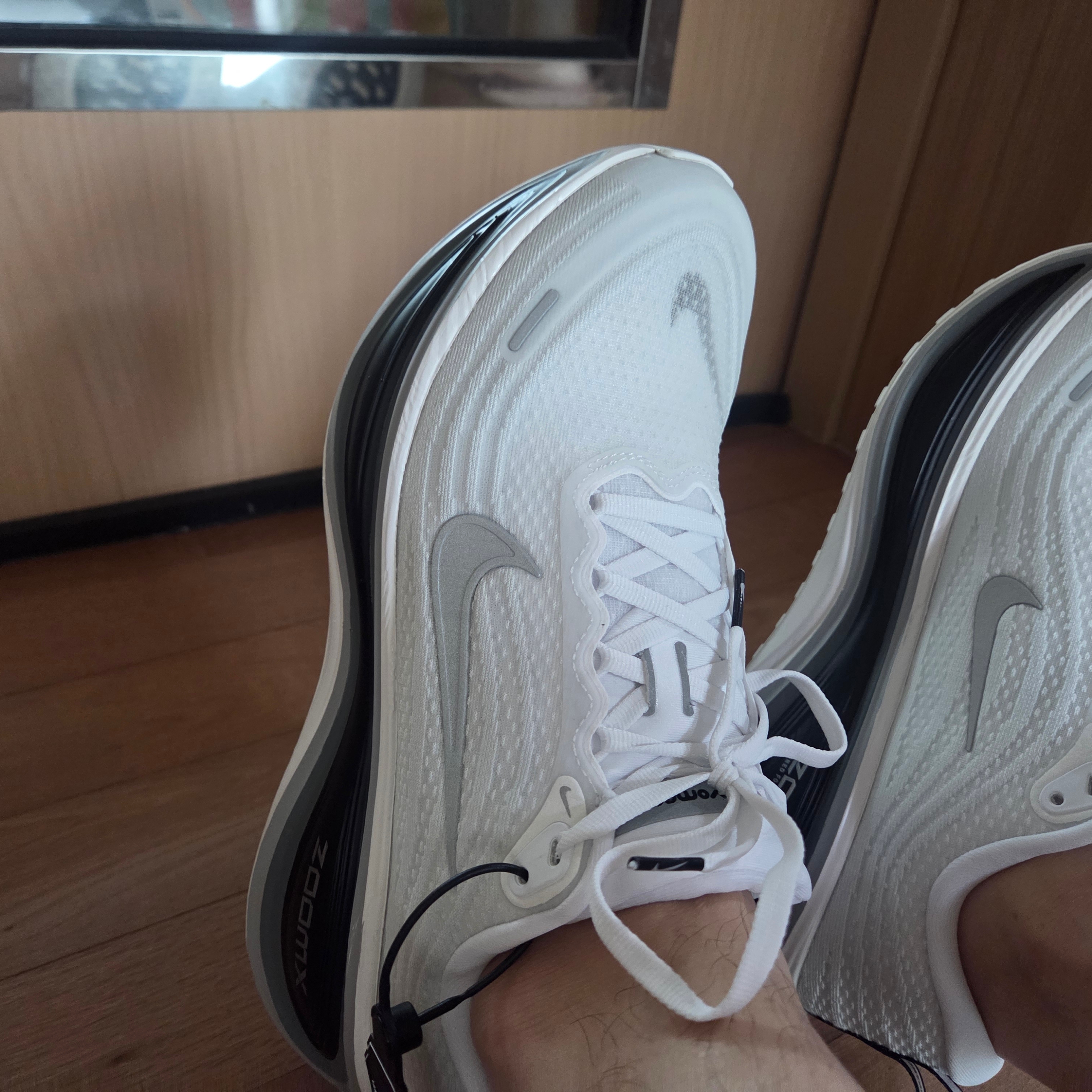 Nike Vomero Plus White Black 착용 스타일 - 2