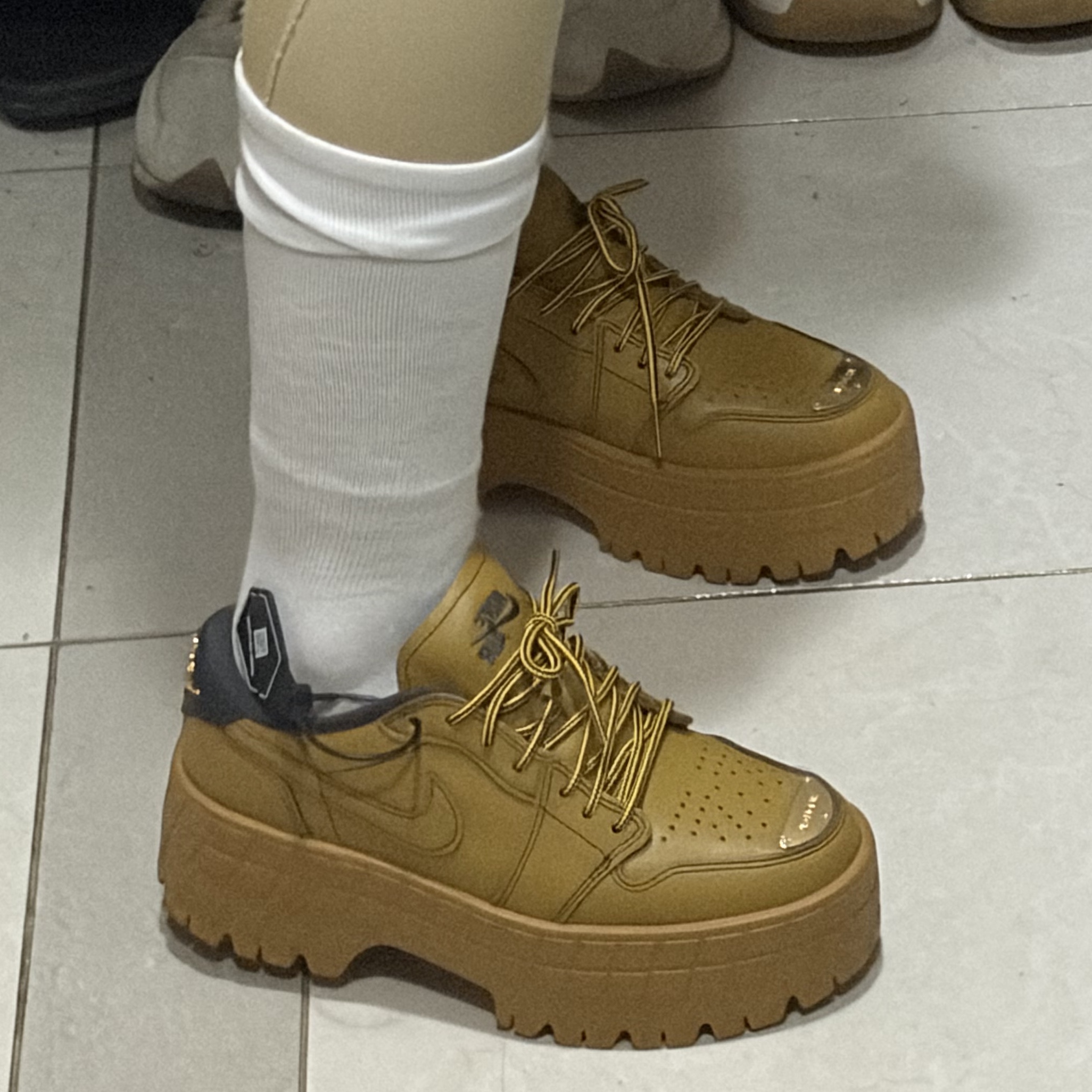 (W) Jordan 1 Brooklyn Low Wheat Team Red 착용 스타일 - 1