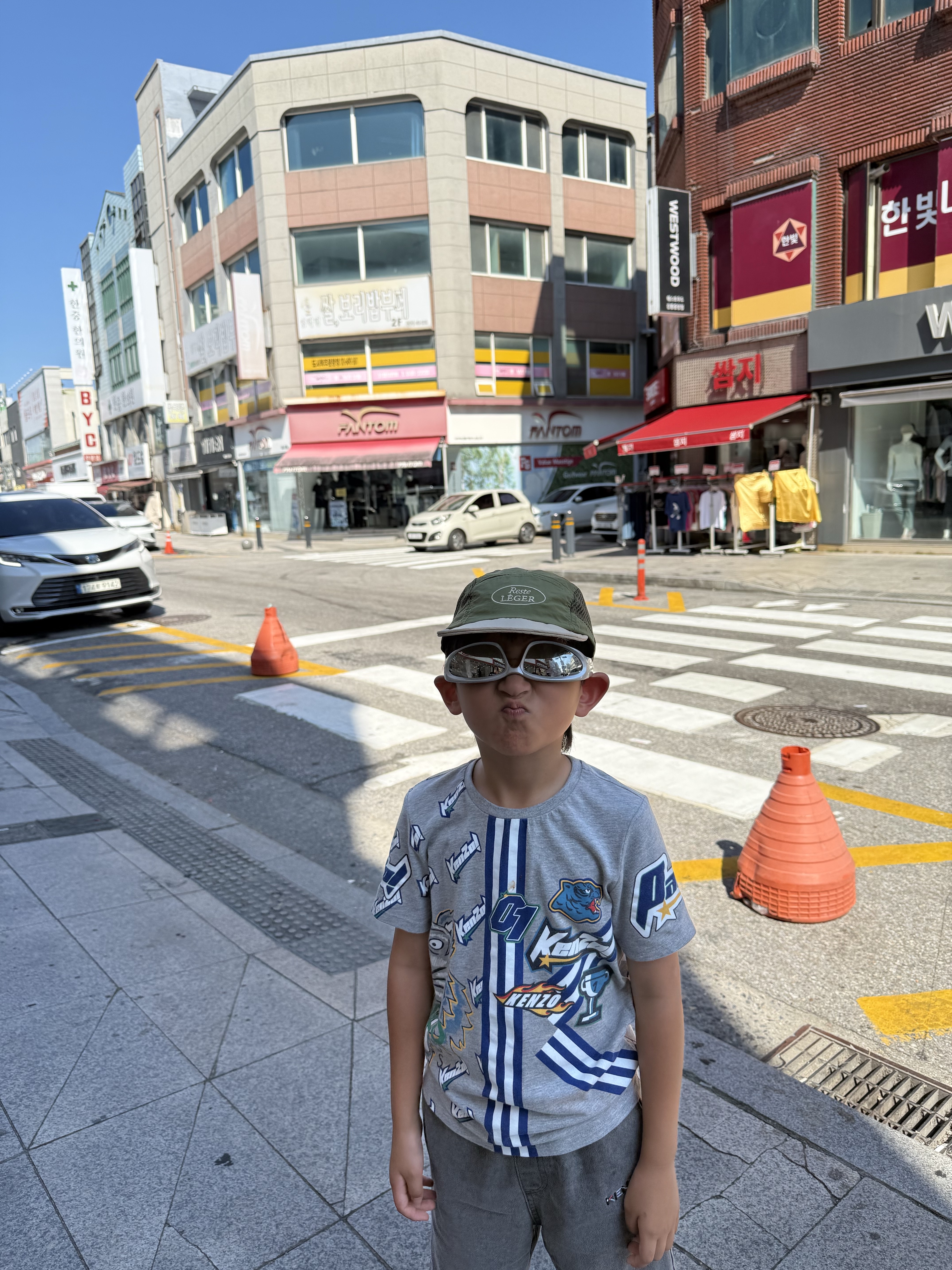 (Kids) Adidas Yeezy Foam RNNR Carbon, (Kids) Kenzo Kotora Tiger T-Shirt Navy Blue 착용 스타일 - 4
