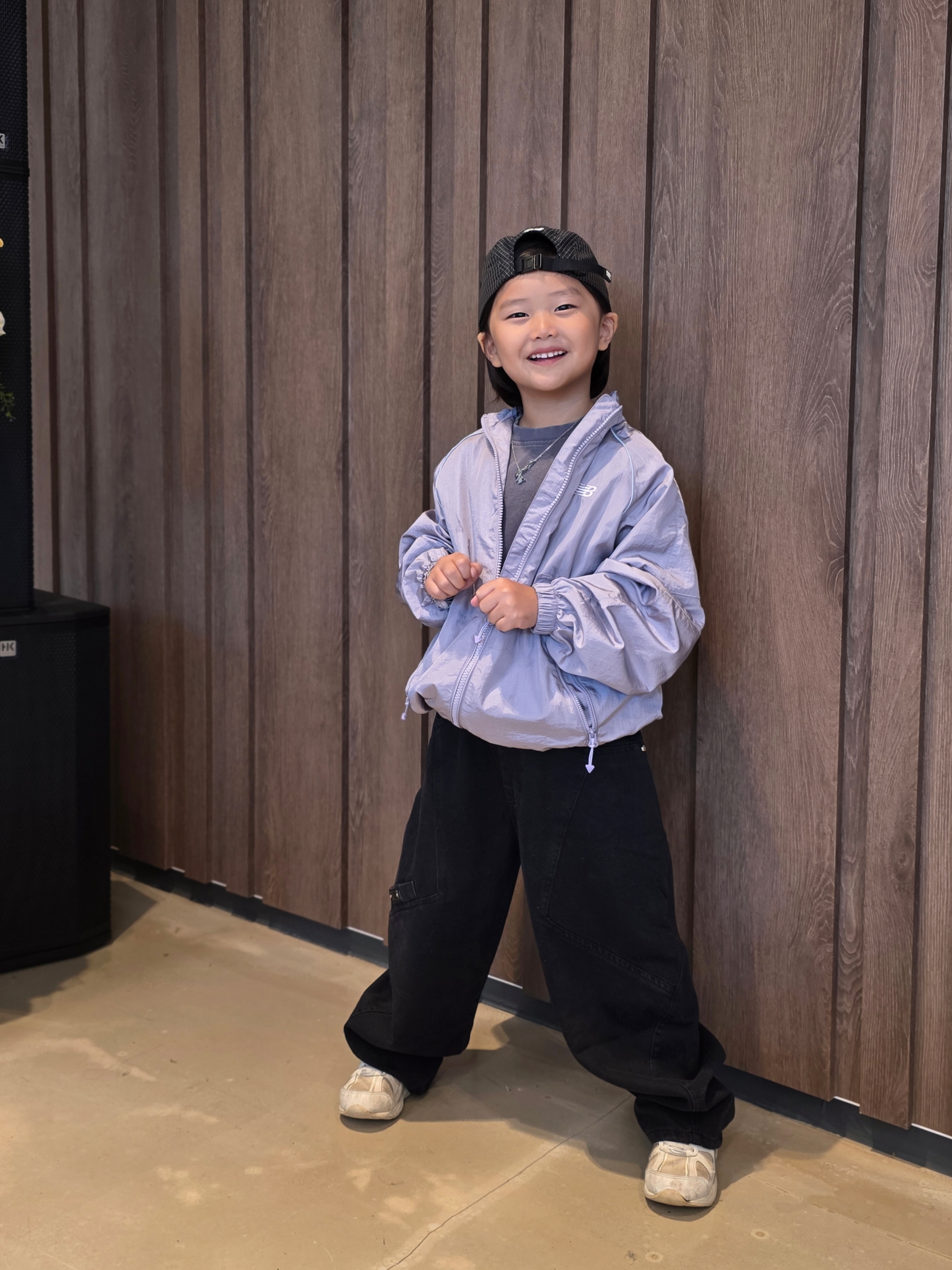 (Kids) New Balance Air Glossy Windbreaker Purple 착용 스타일 - 1