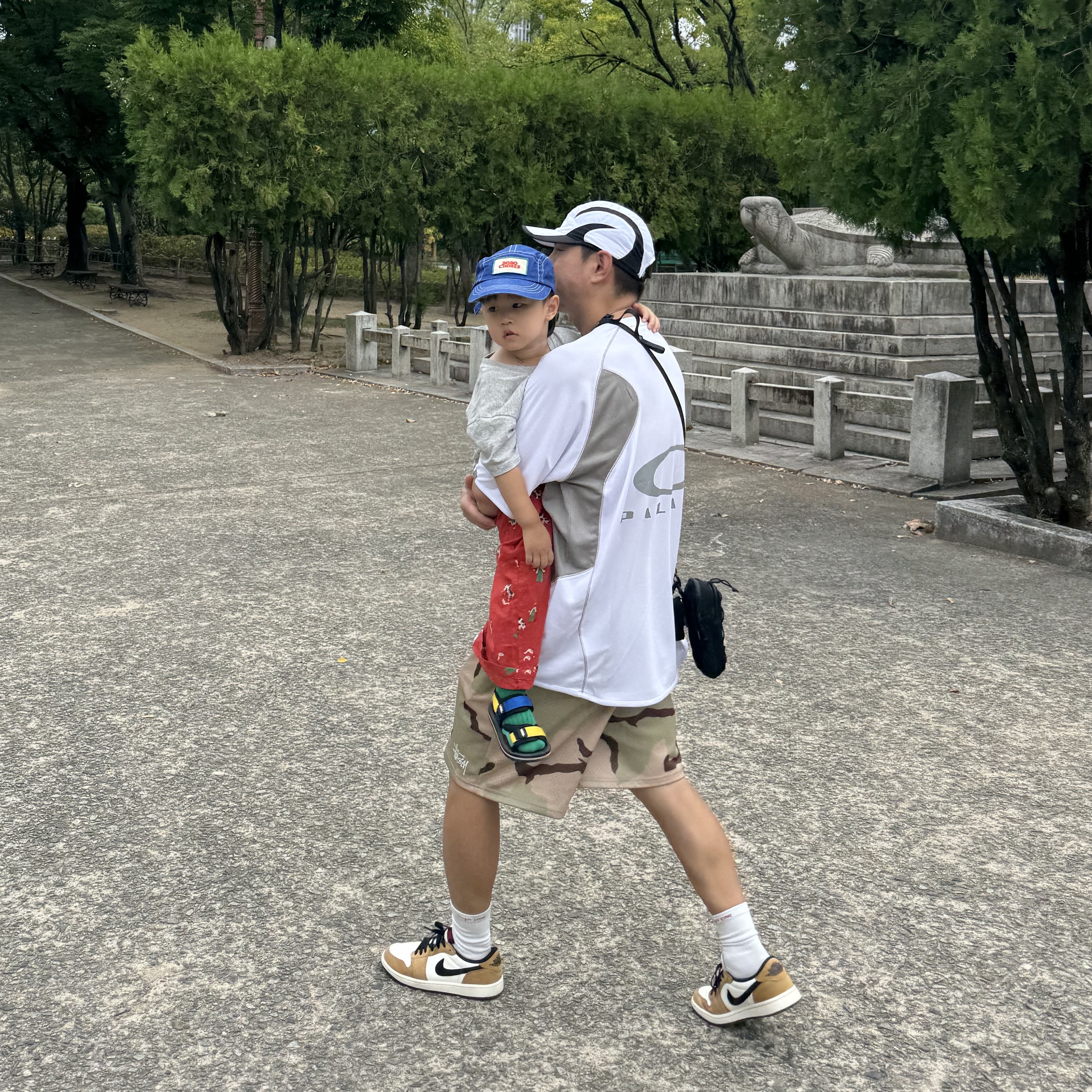 Palace x Oakley Tech Jersey White - 24FW, Supreme Camera Bag + Mini Pouch Black - 25SS 착용 스타일 - 4