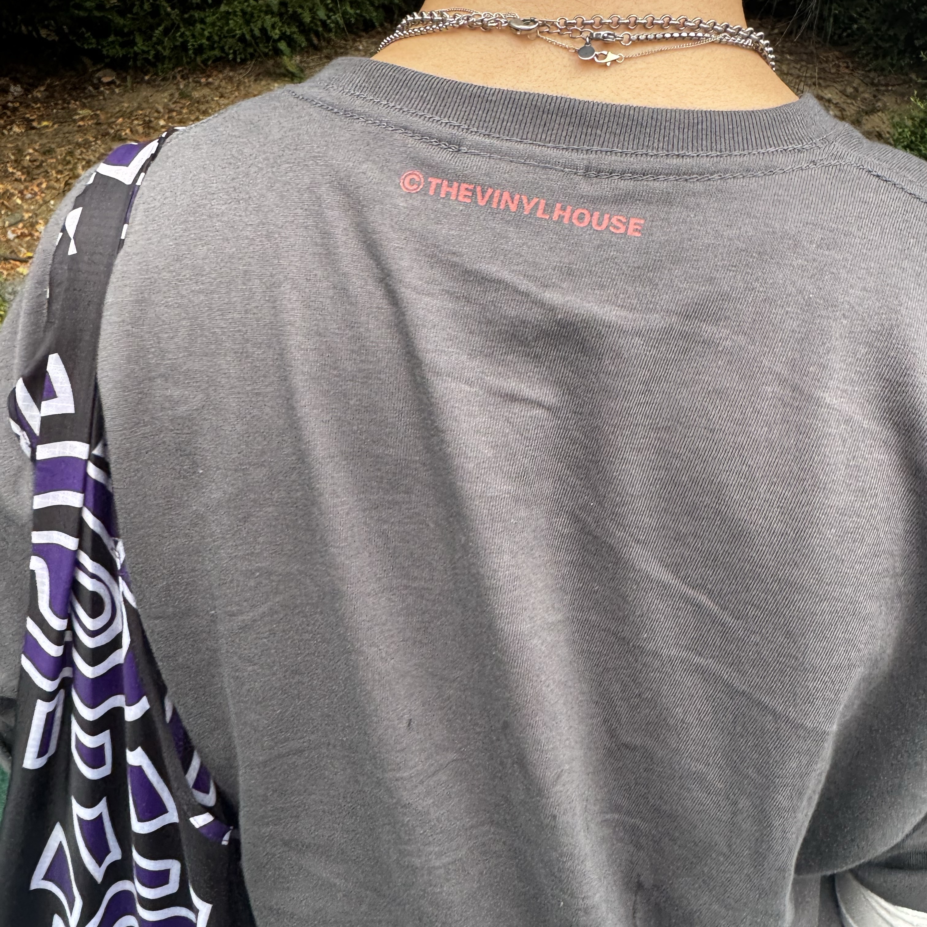 Thevinylhouse Old Car T-Shirt Charcoal 착용 스타일 - 5