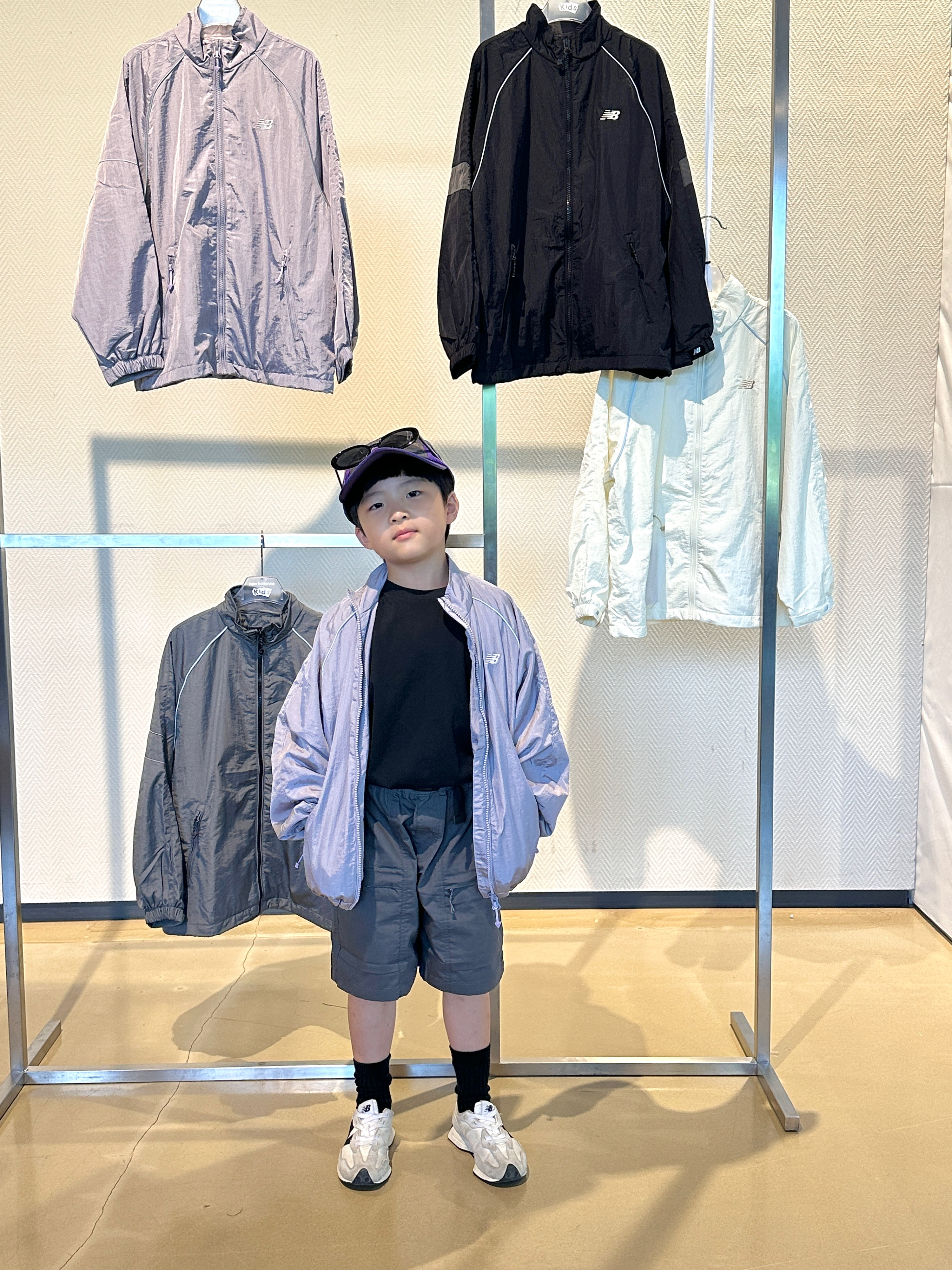(Kids) New Balance Air Glossy Windbreaker Purple, (PS) New Balance 327 White Black 착용 스타일 - 1
