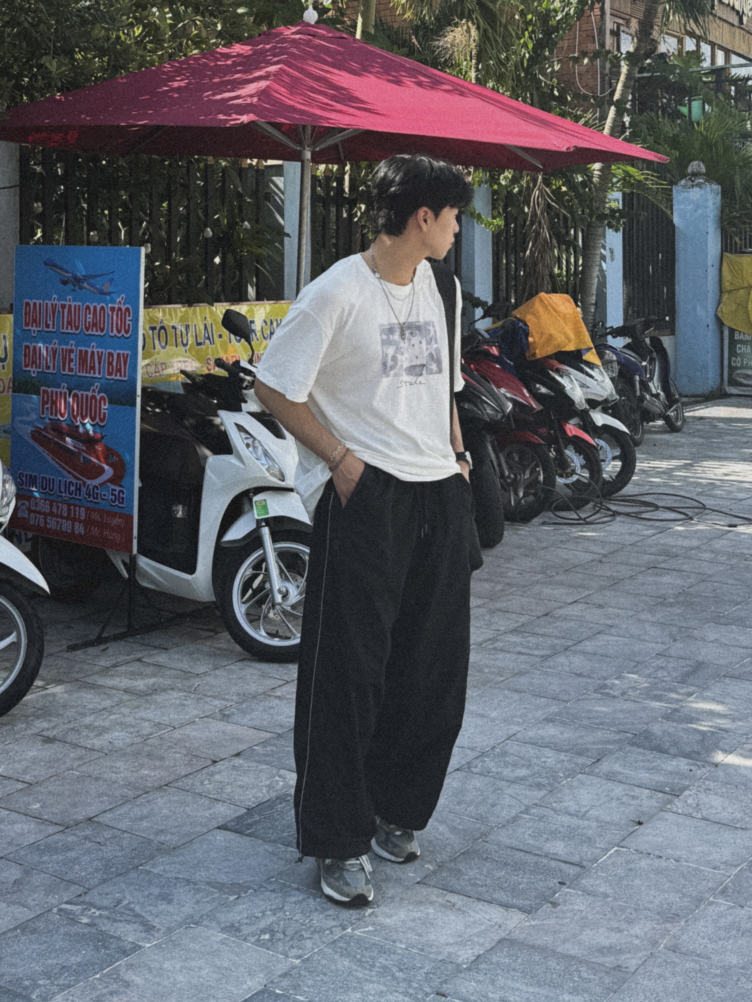 New Balance 992 Made in USA Core Grey Silver Metallic, Polyteru 1011 Nylon Track Pants Triple Black 착용 스타일 - 2