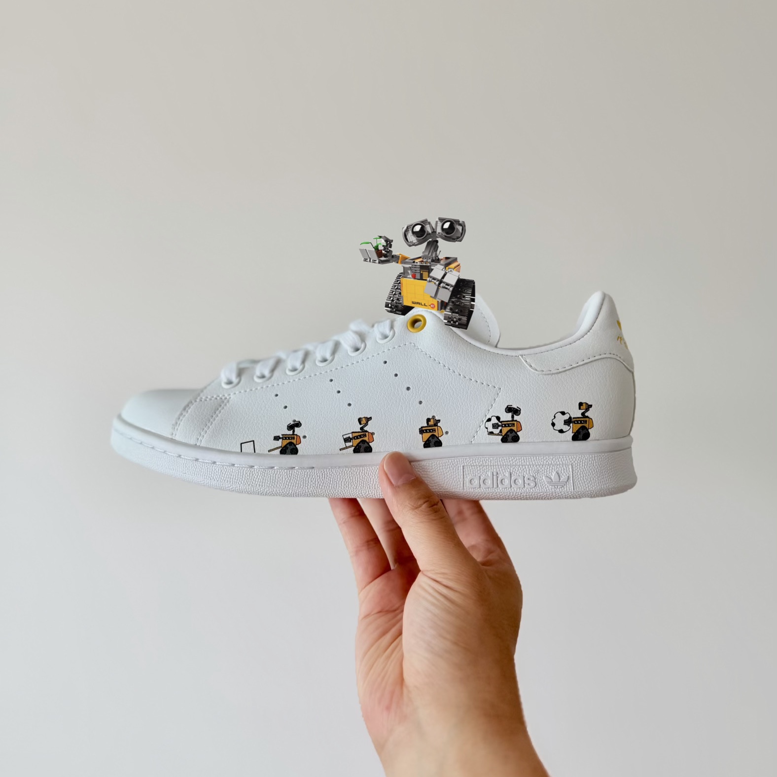 Adidas x Disney Stan Smith Cloud White Pantone 착용 스타일 - 1