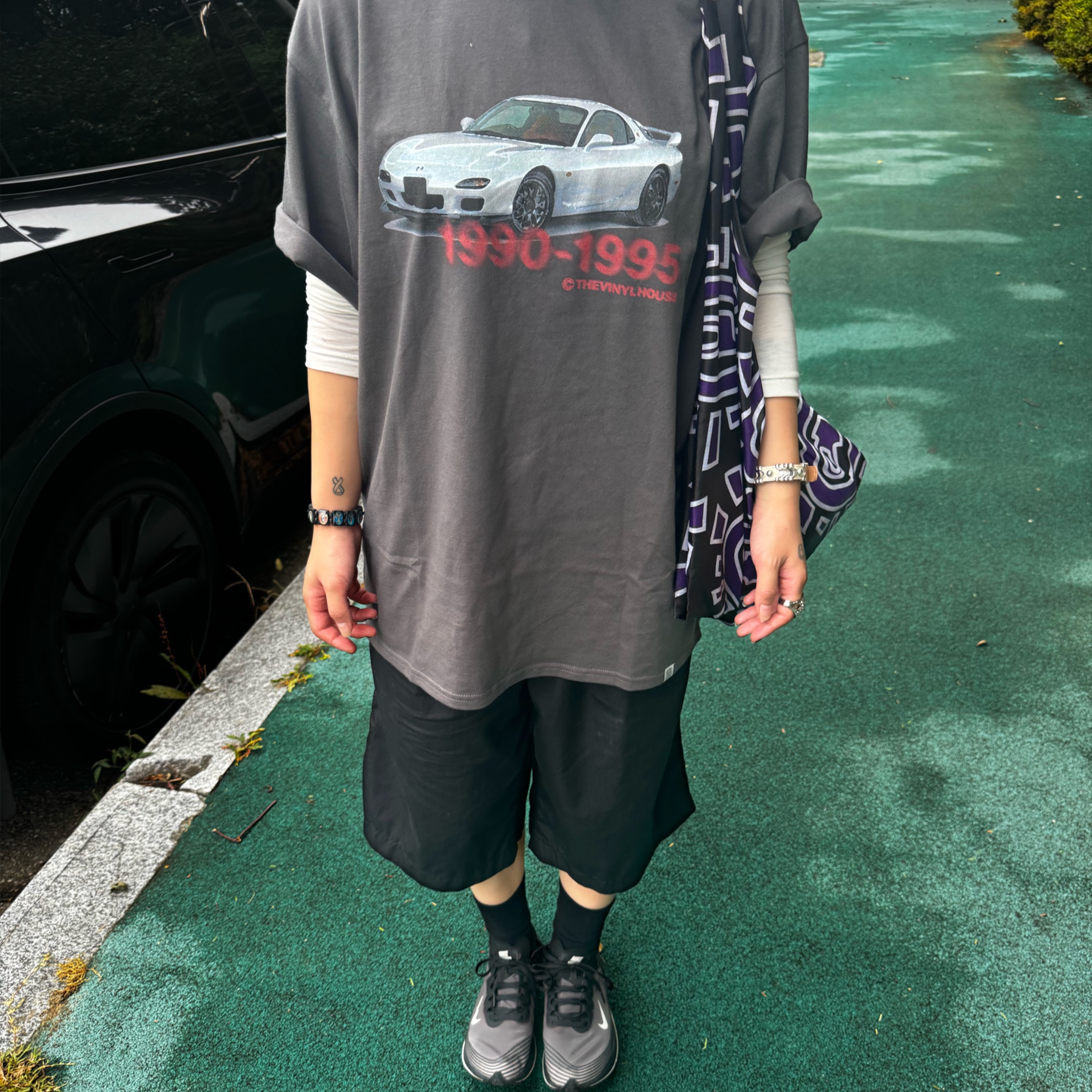 Thevinylhouse Old Car T-Shirt Charcoal 착용 스타일 - 1