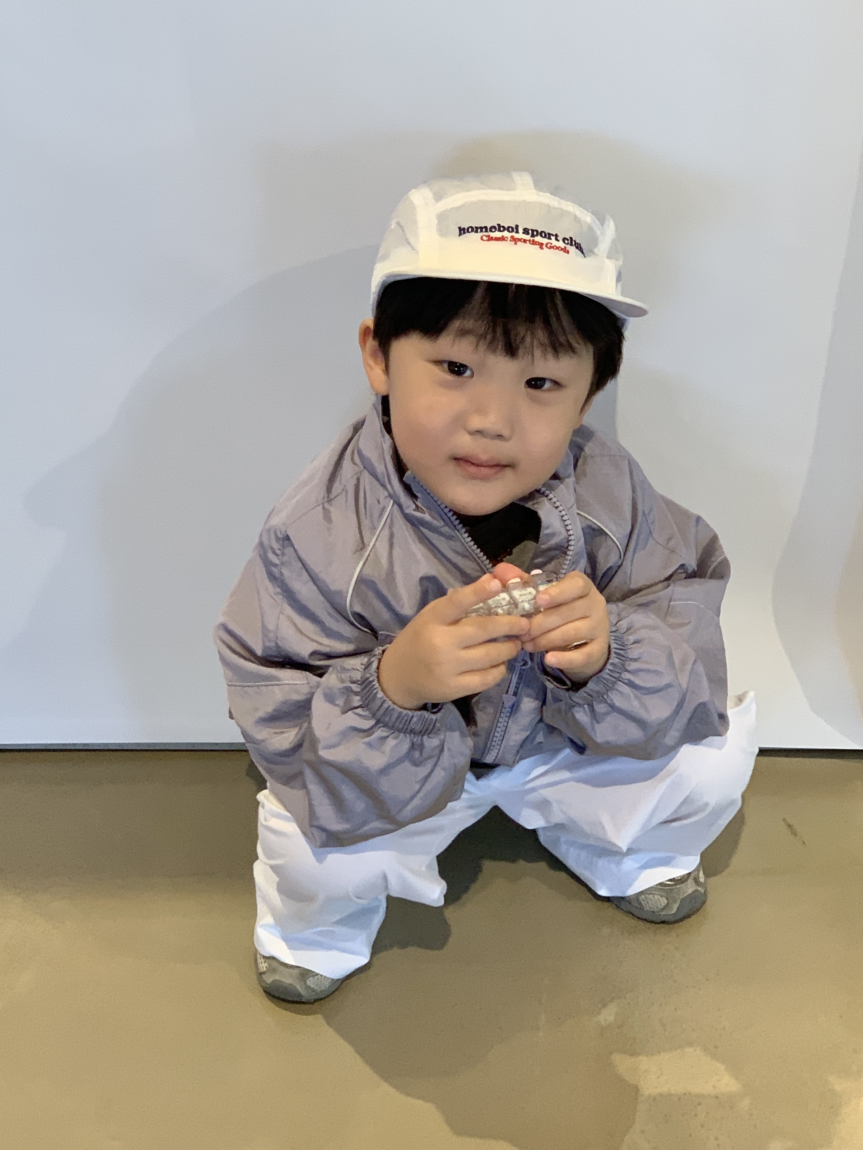 (Kids) New Balance Air Glossy Windbreaker Purple 착용 스타일 - 3