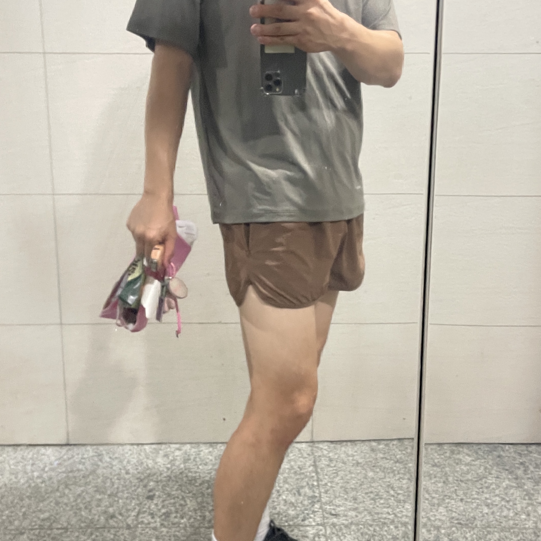 [KREAM 단독] runwhither 3inch Shorts Brown 착용 스타일