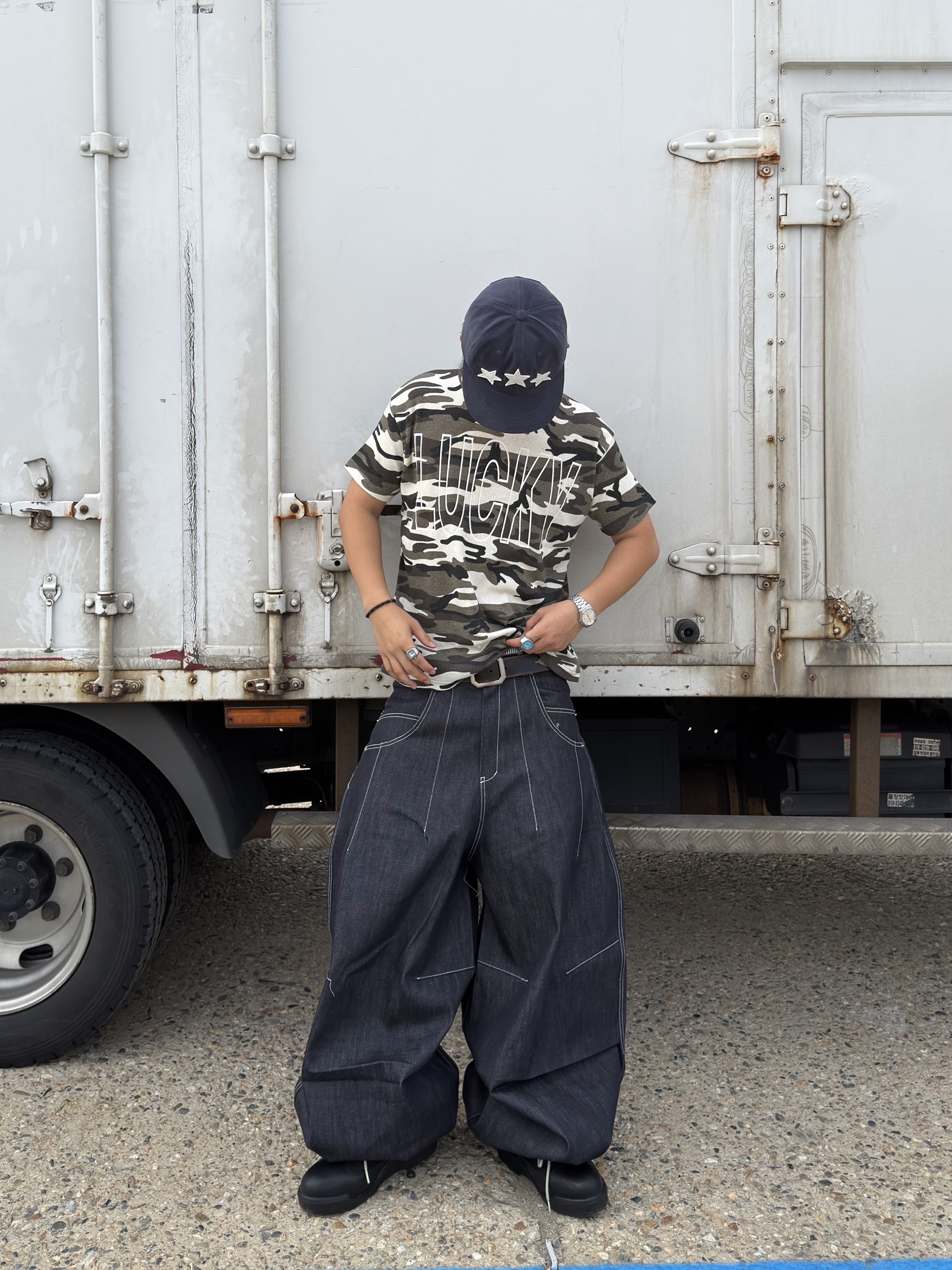 I FEEL LUCKY Jumbo Dart Wide Pants Raw Denim, I FEEL LUCKY Lucky Waffle T-Shirt Camo 착용 스타일 - 3