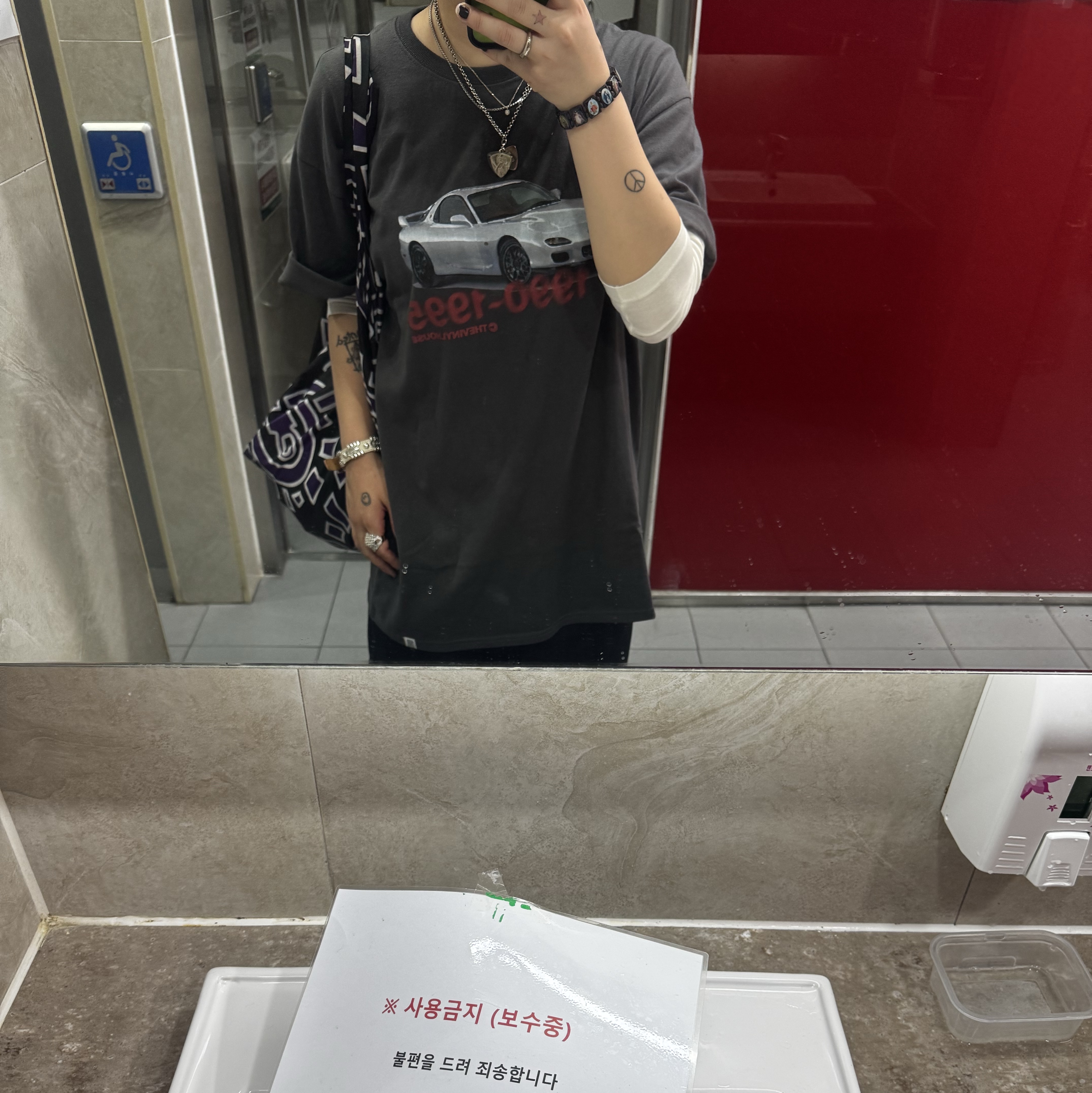 Thevinylhouse Old Car T-Shirt Charcoal 착용 스타일 - 3