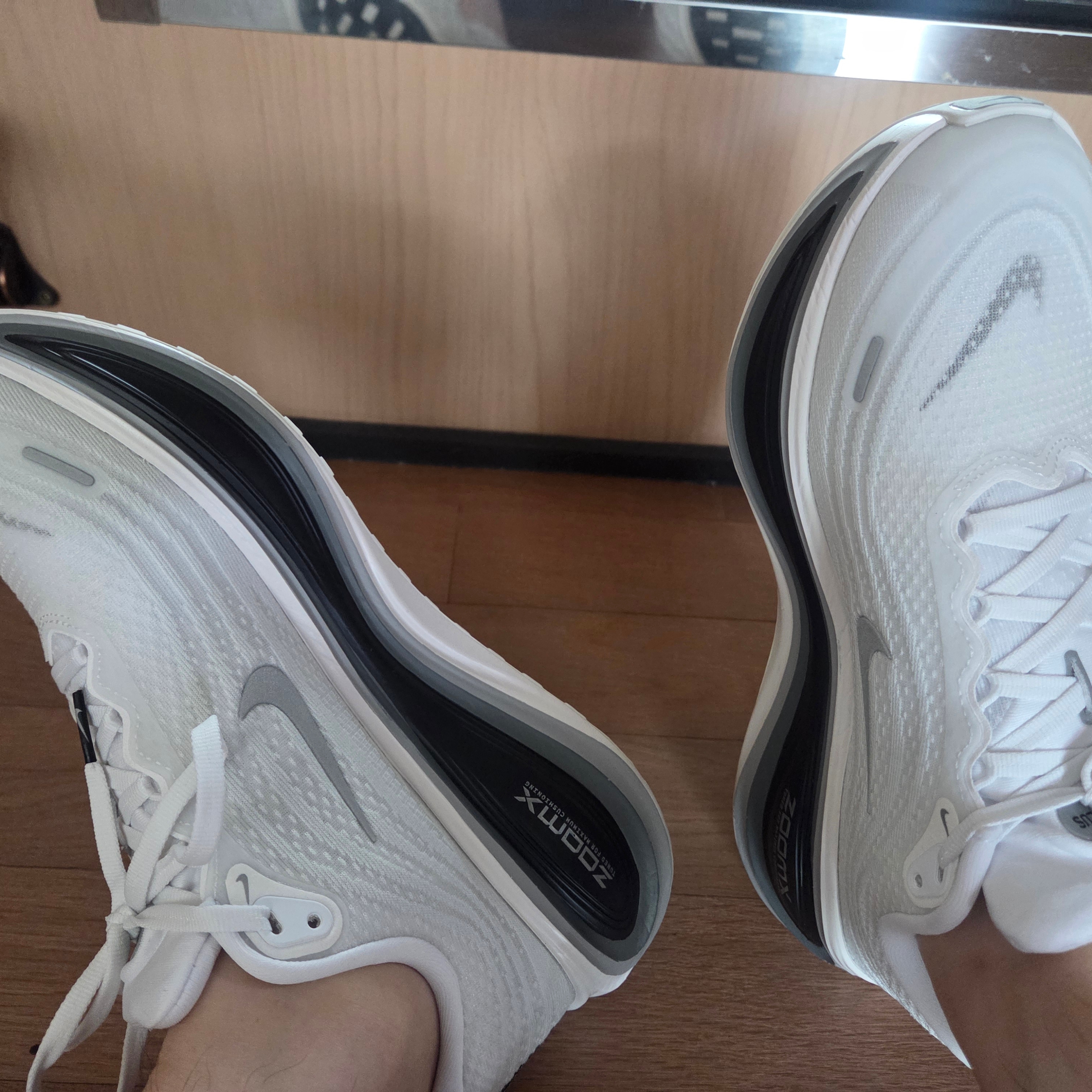 Nike Vomero Plus White Black 착용 스타일 - 1