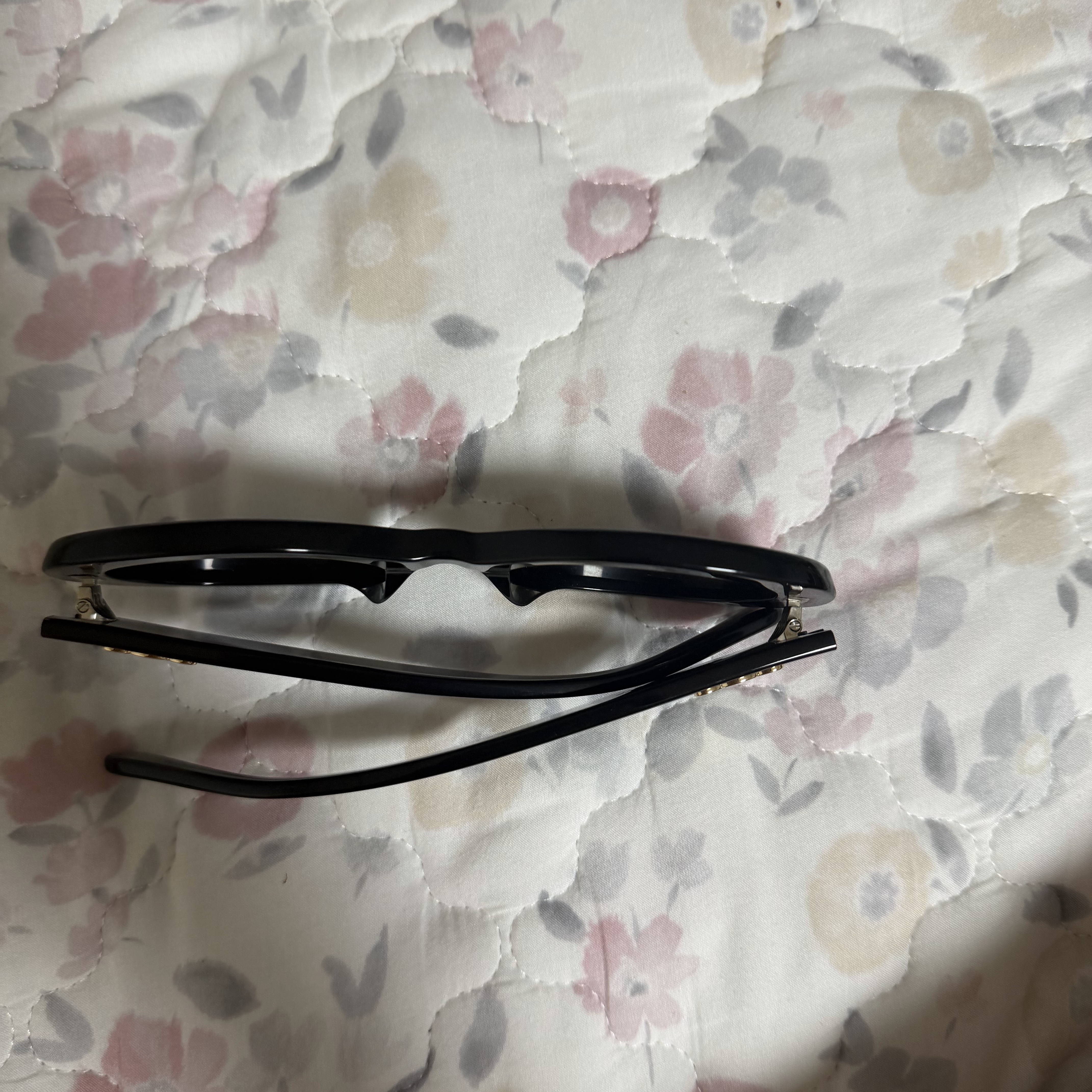 (W) Celine Triomphe 01 Sunglasses in Acetate Black 착용 스타일