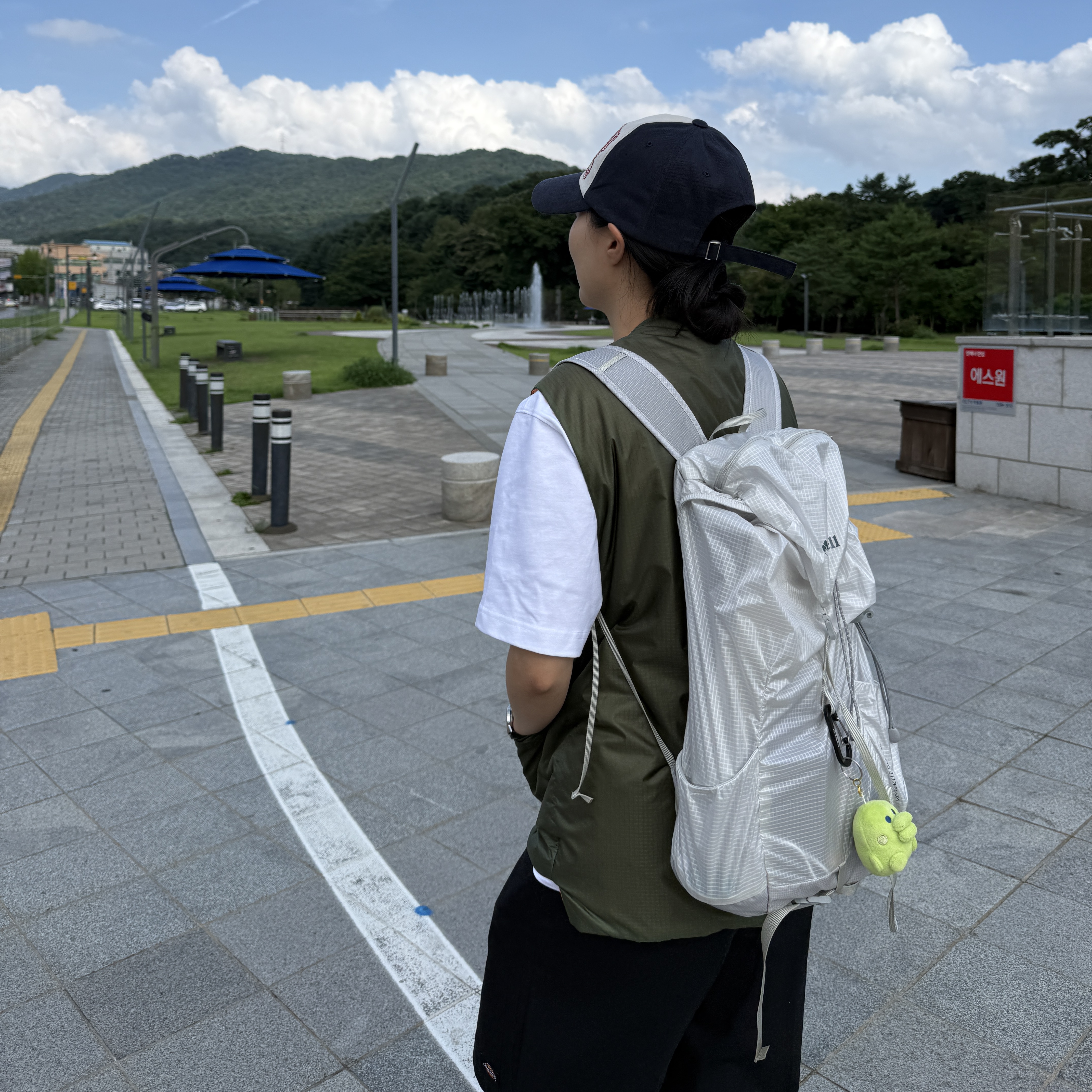 Montbell Versalite Pack 20 Backpack Ice White 착용 스타일 - 3