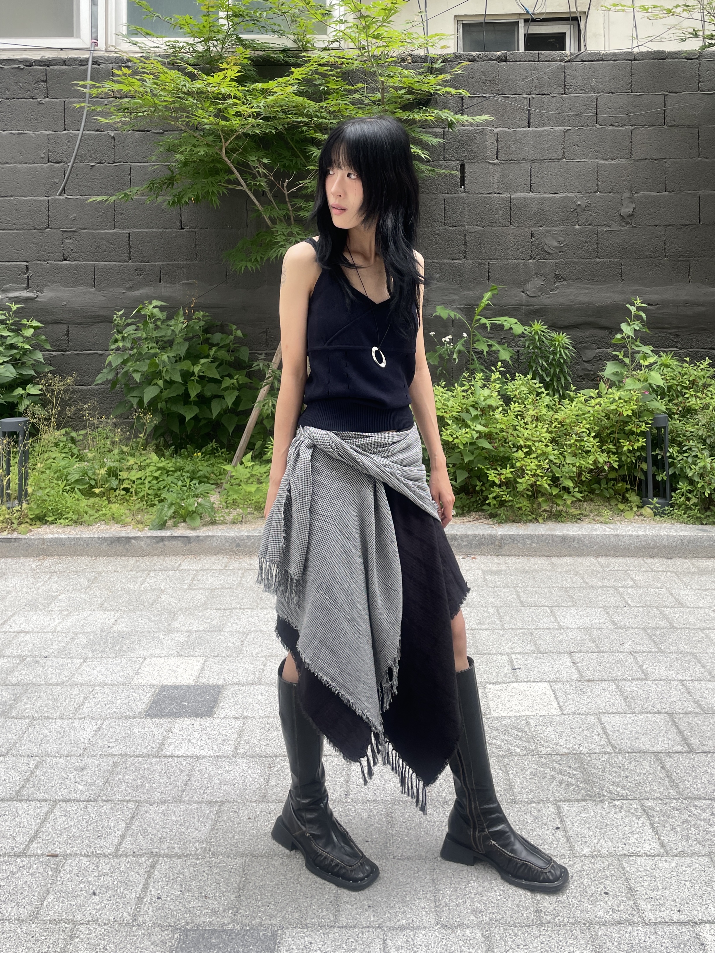 Millo Archive Melt 3Way Scalf Check Gray, Millo Archive Melt 3Way Scalf Deep Charcoal 착용 스타일 - 2