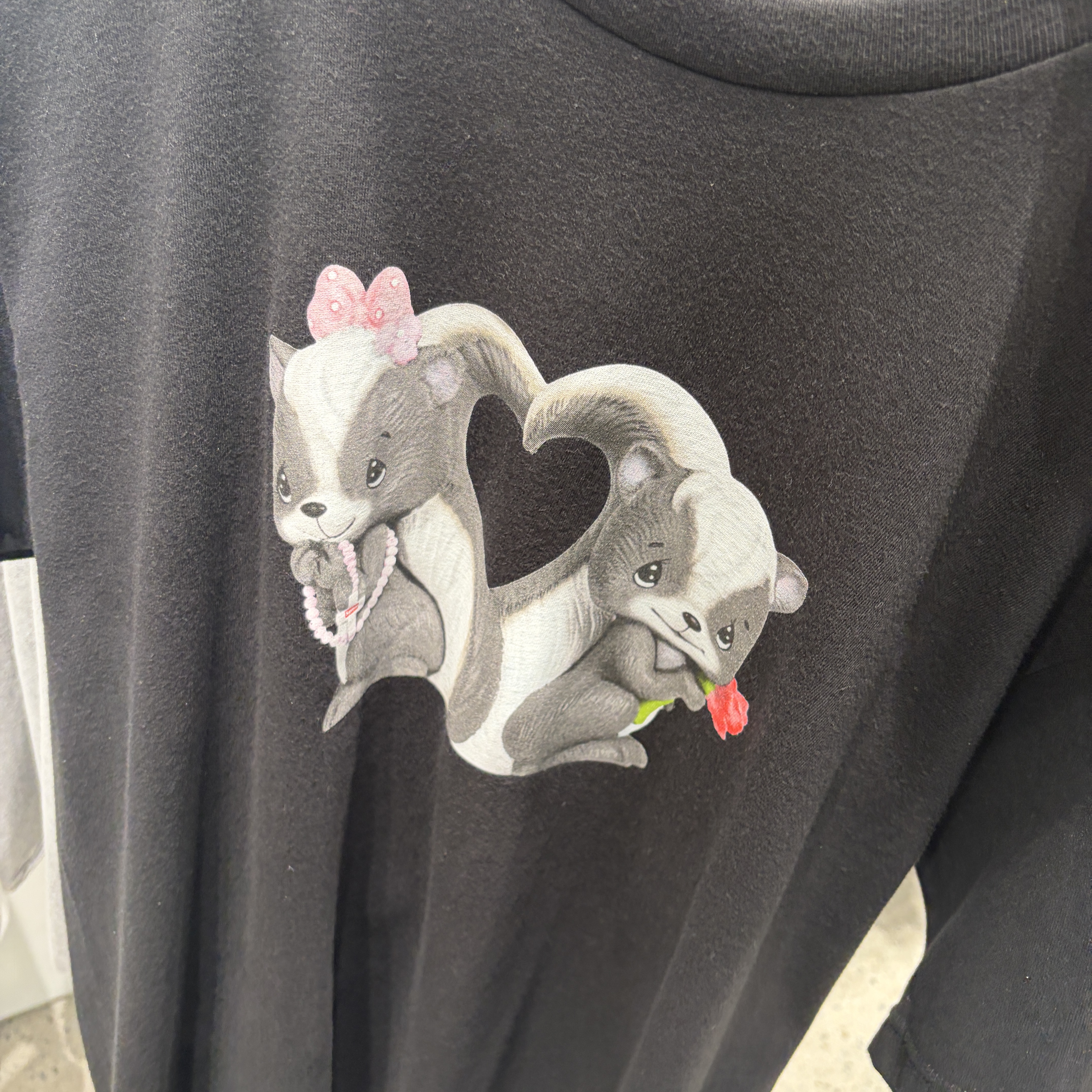Supreme Skunk T-Shirt Black - 26SS 착용 스타일