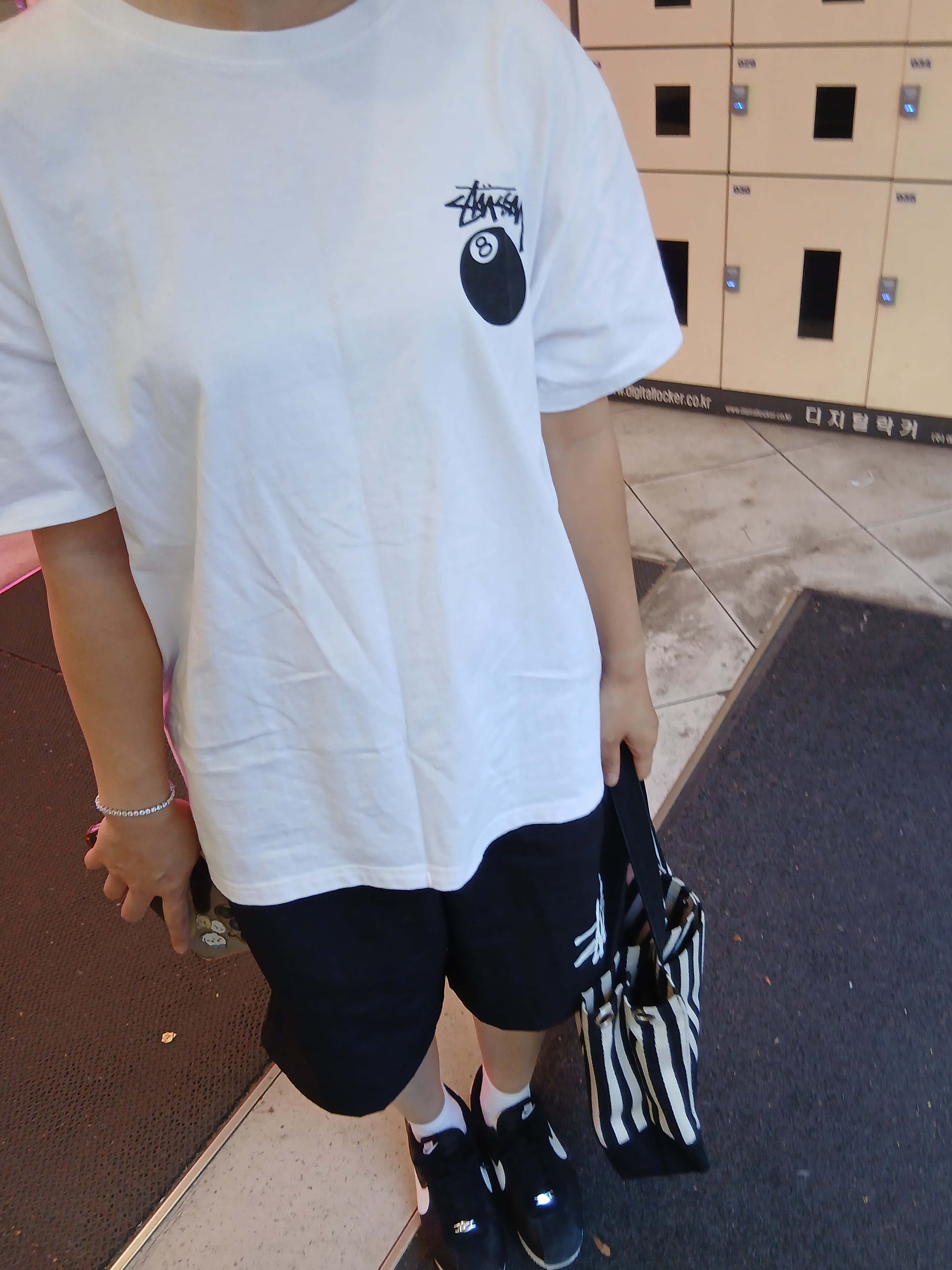 Stussy 8 Ball T-Shirt White, Stussy Big Basic Water Shorts Black 착용 스타일 - 4