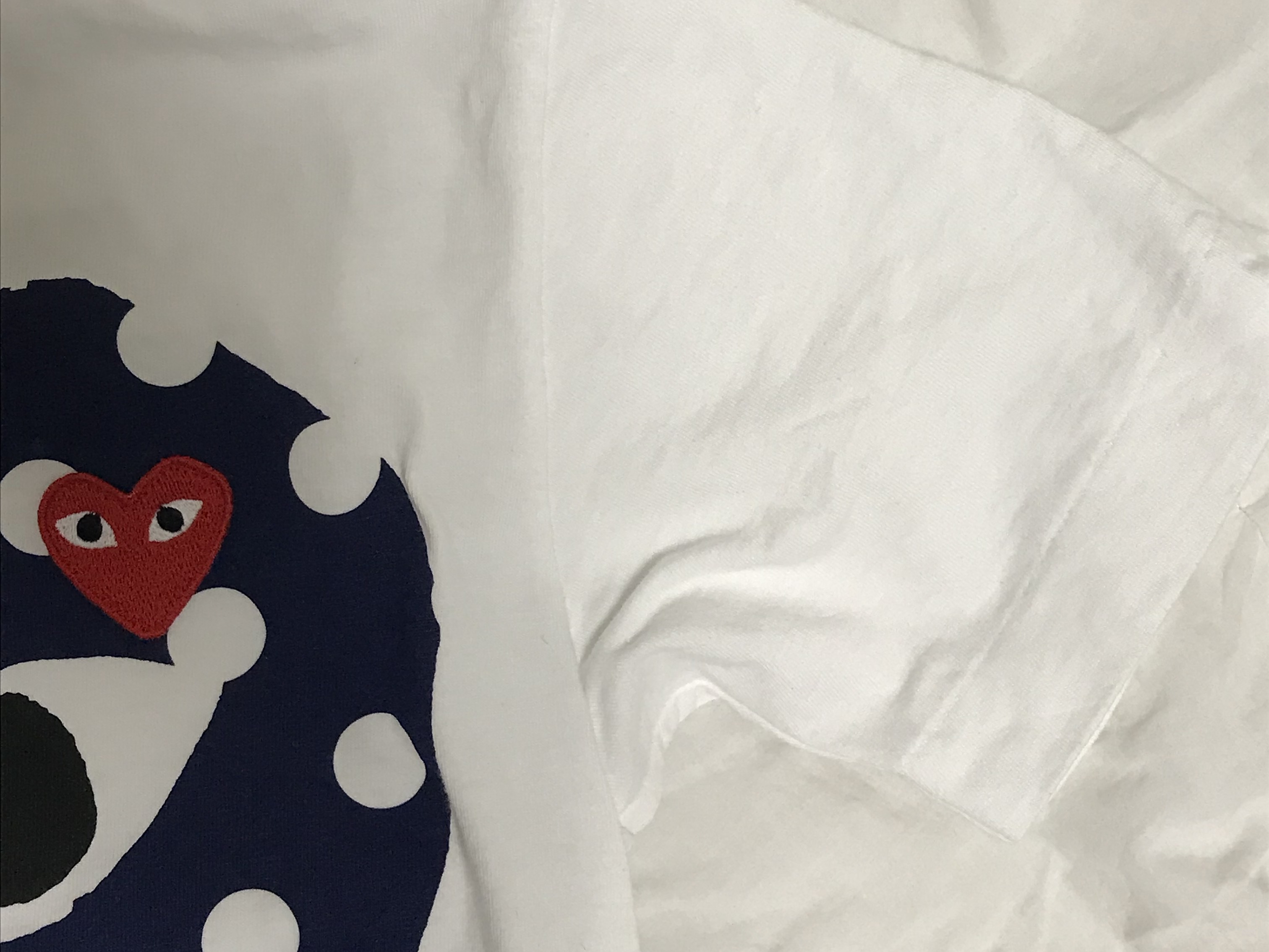 Play Comme des Garcons Red Heart Printed Blue Heart T-Shirt White 착용 스타일 - 2