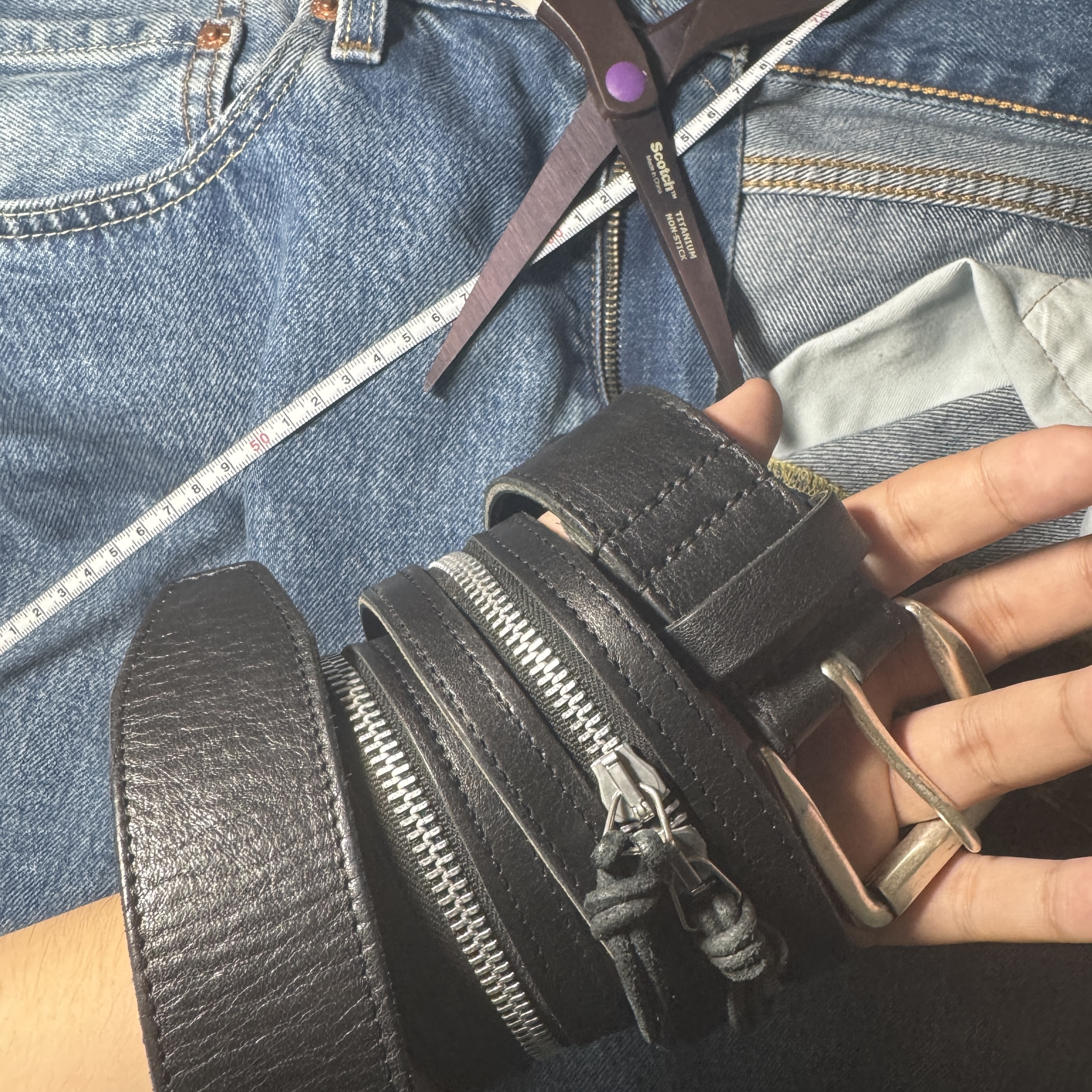 Our Legacy Zipped Belt Malleable Black Bull Hide 착용 스타일 - 1
