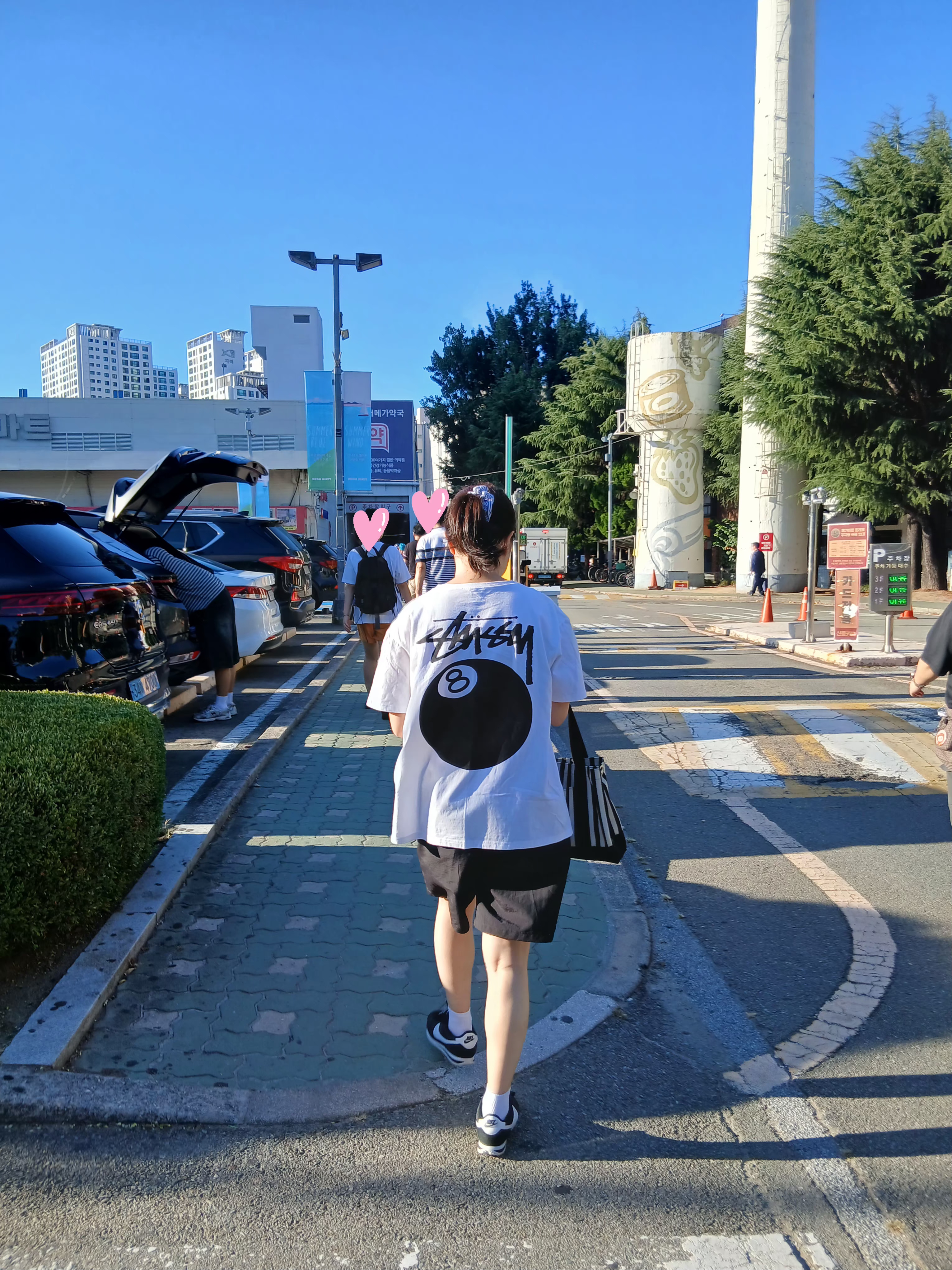 Stussy 8 Ball T-Shirt White, Stussy Big Basic Water Shorts Black 착용 스타일 - 1