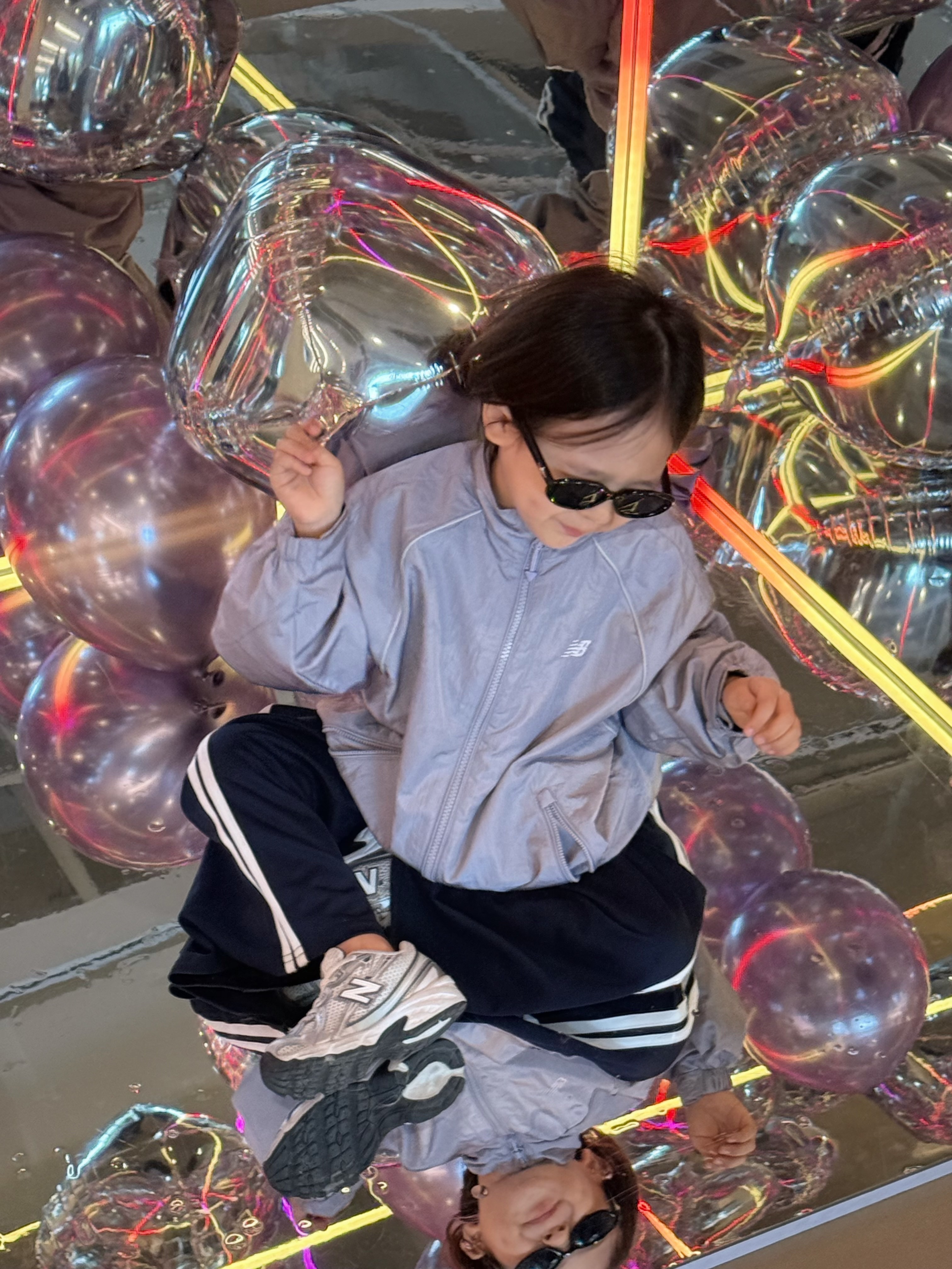 (Kids) New Balance Air Glossy Windbreaker Purple 착용 스타일 - 5