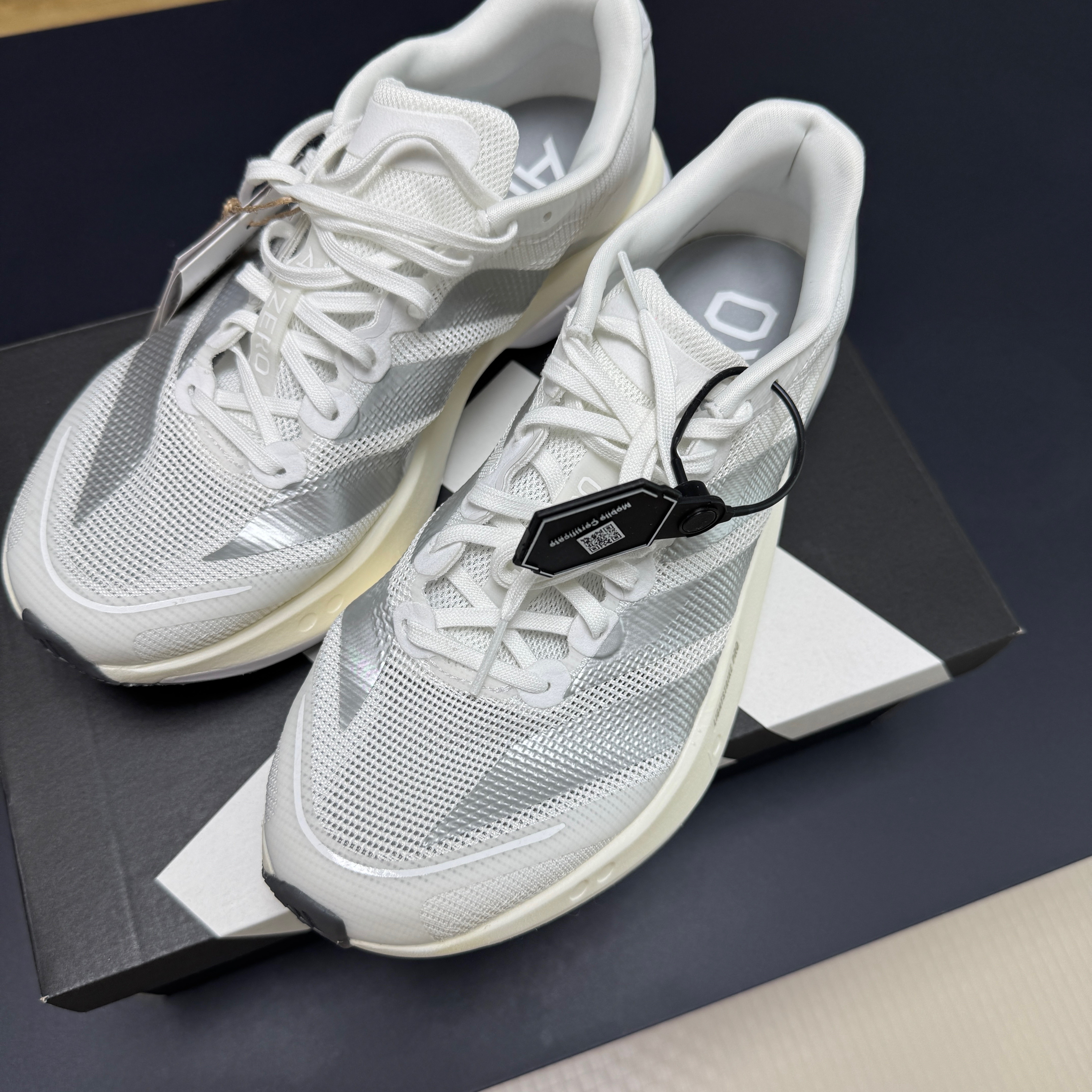 (W) Adidas Adizero Boston 13 Cloud White Matte Silver 착용 스타일