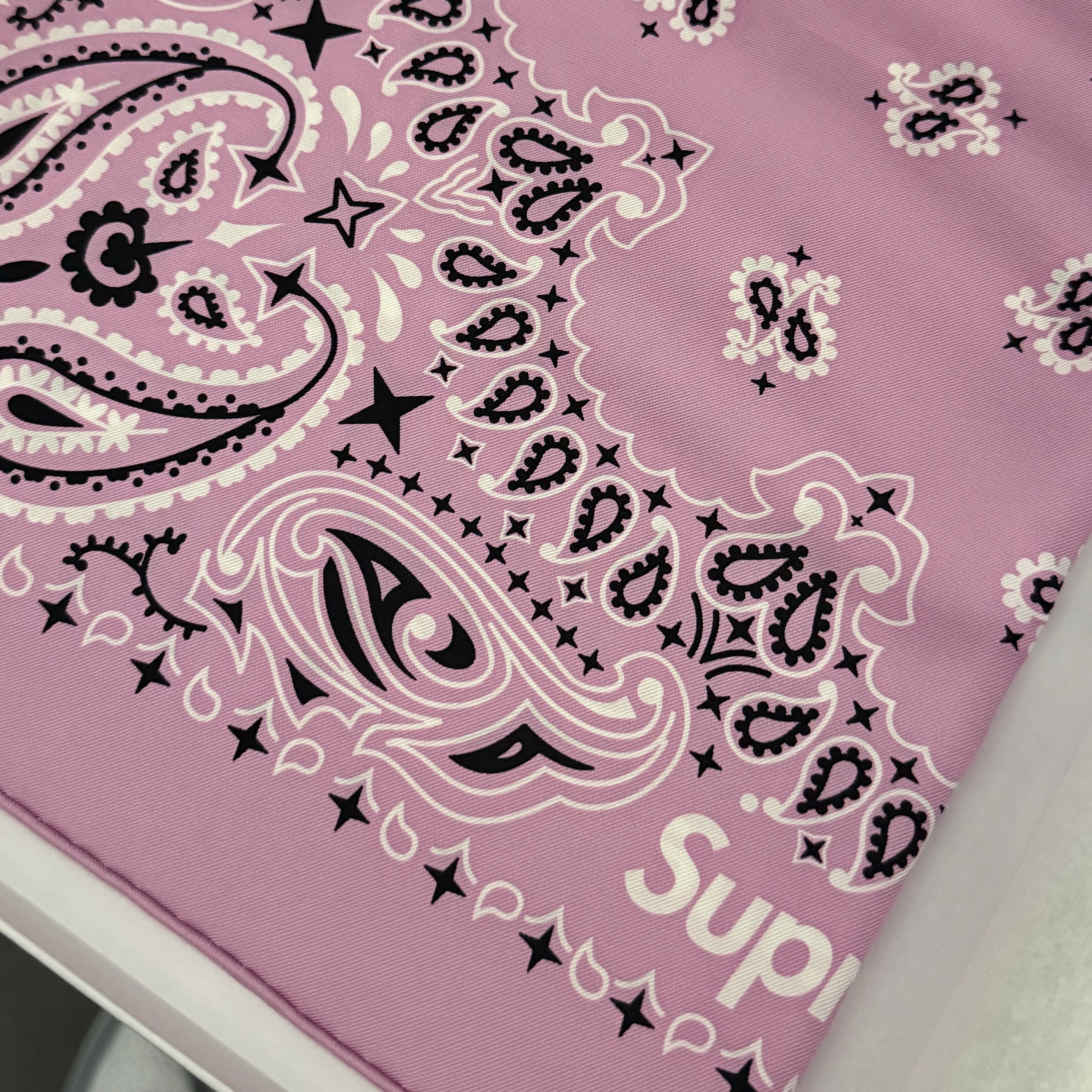 Supreme Silk Bandana Pink - 25SS 착용 스타일