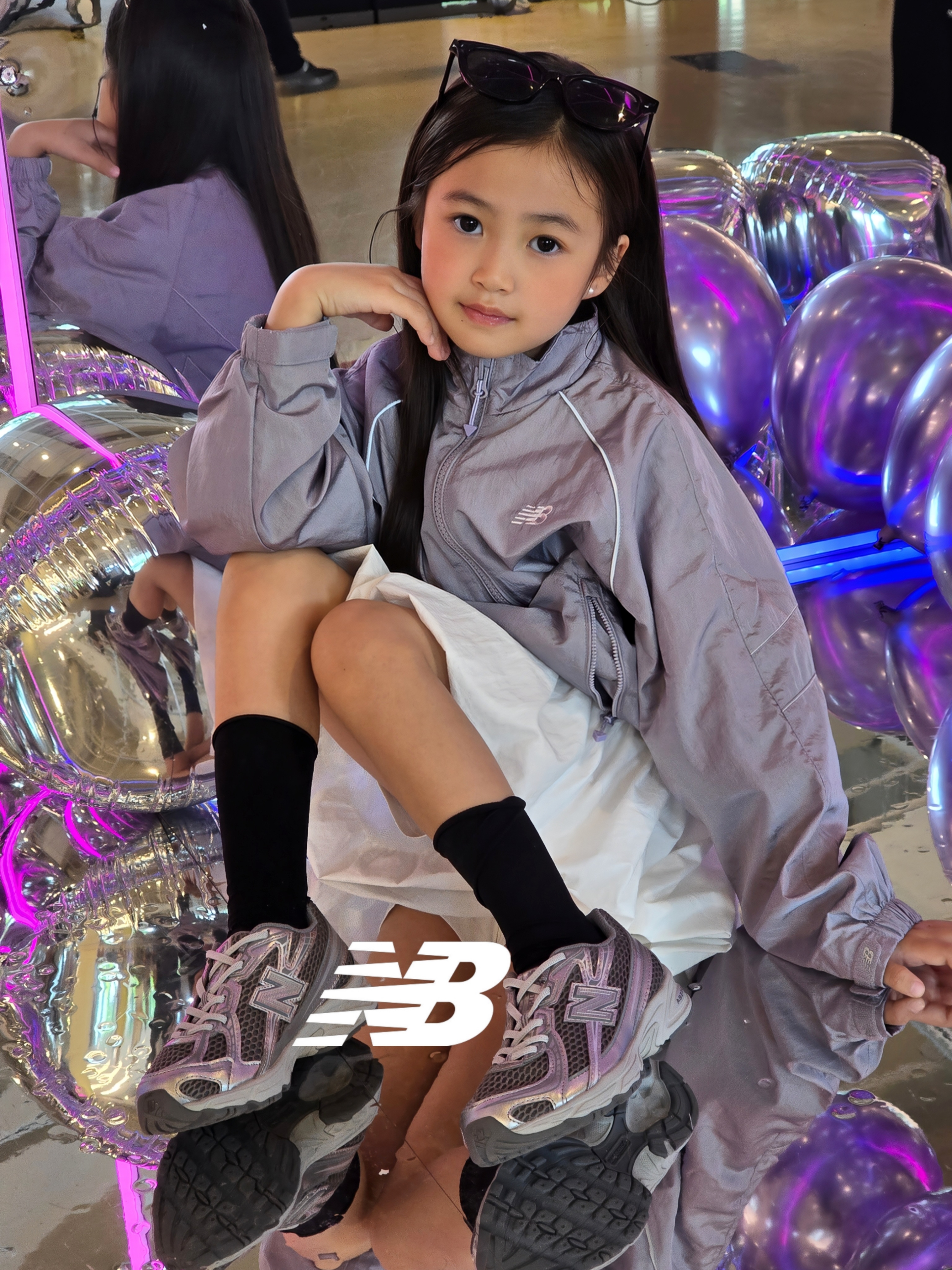 (Kids) New Balance Air Glossy Windbreaker Purple 착용 스타일 - 2