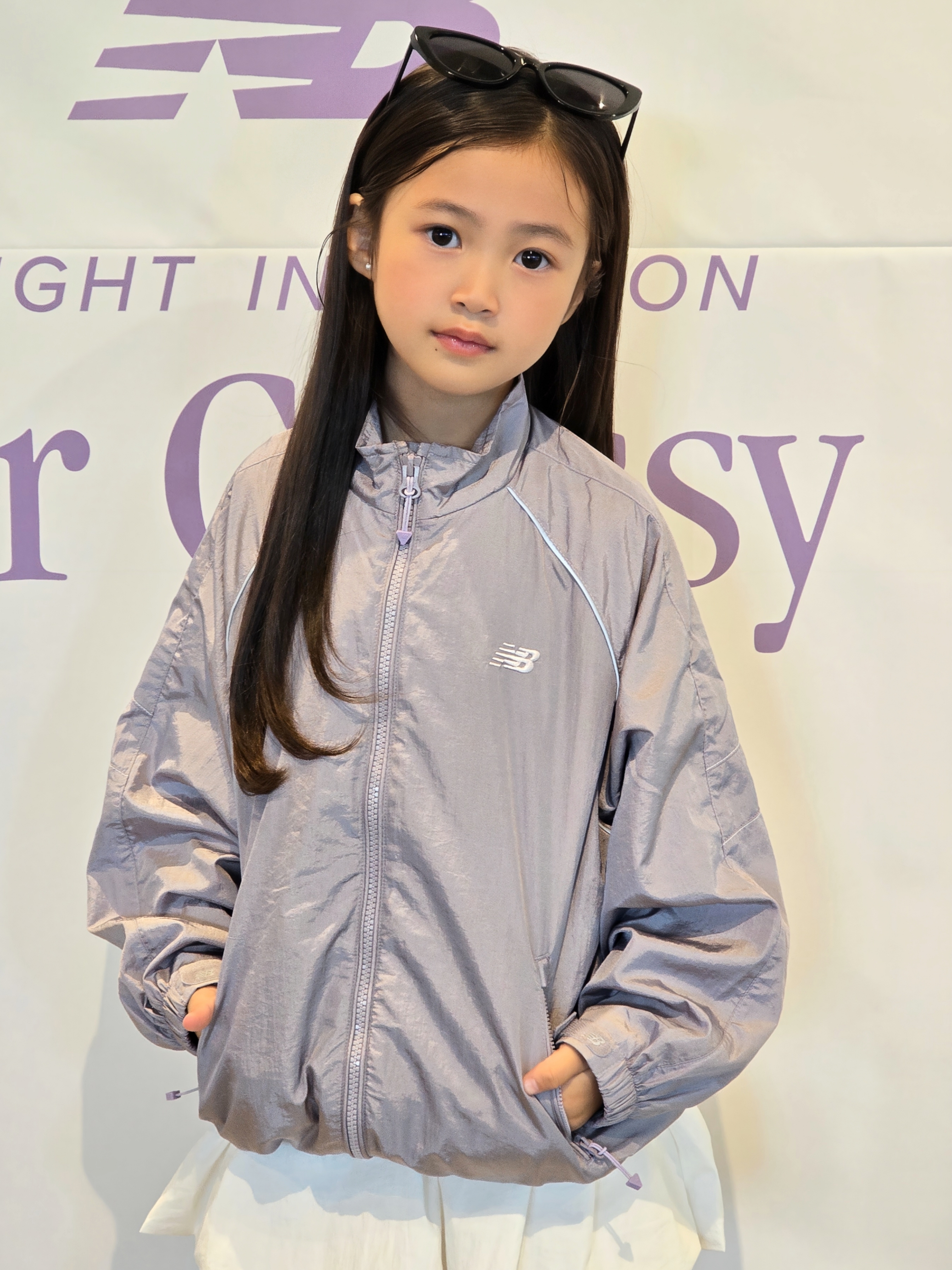 (Kids) New Balance Air Glossy Windbreaker Purple 착용 스타일 - 7