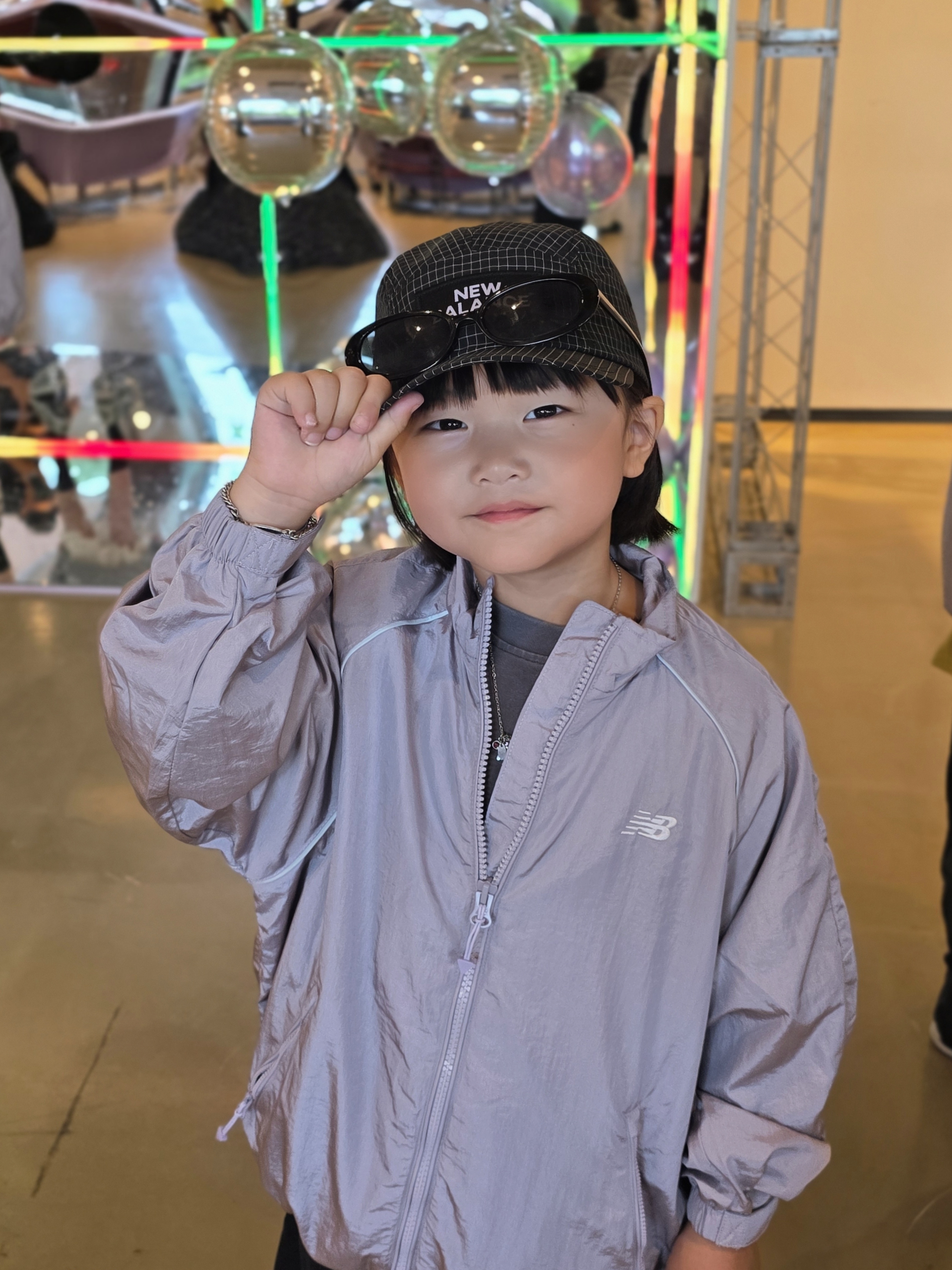 (Kids) New Balance Air Glossy Windbreaker Purple 착용 스타일 - 4