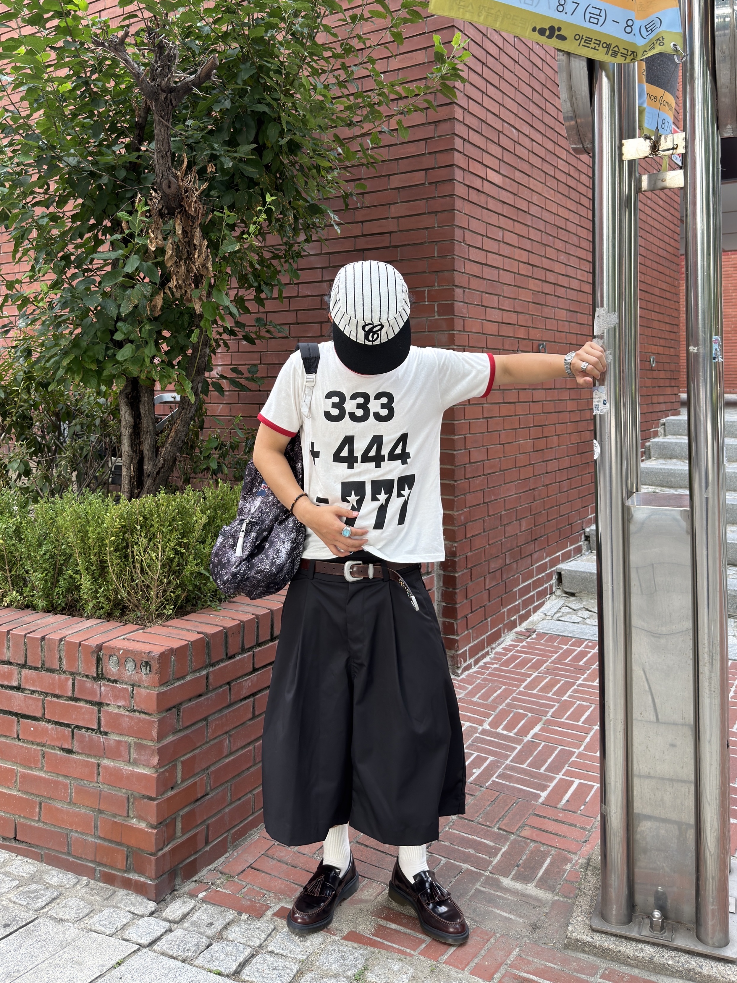 I FEEL LUCKY Education T-Shirt White, Dr. Martens Adrian Arcadia Leather Loafers Cherry Red 착용 스타일 - 2