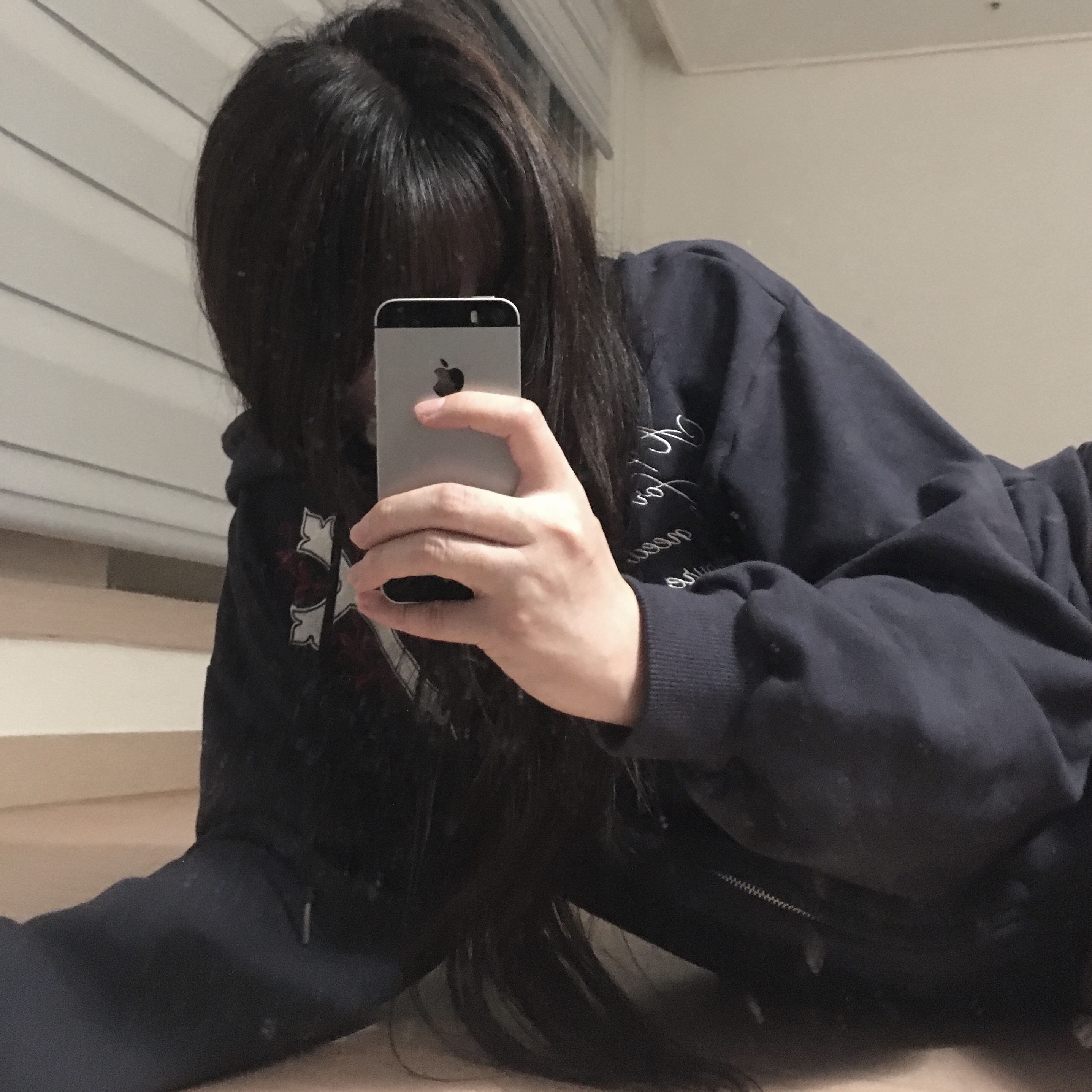 Floral Cross Zip-Up Navy 착용 스타일 - 2