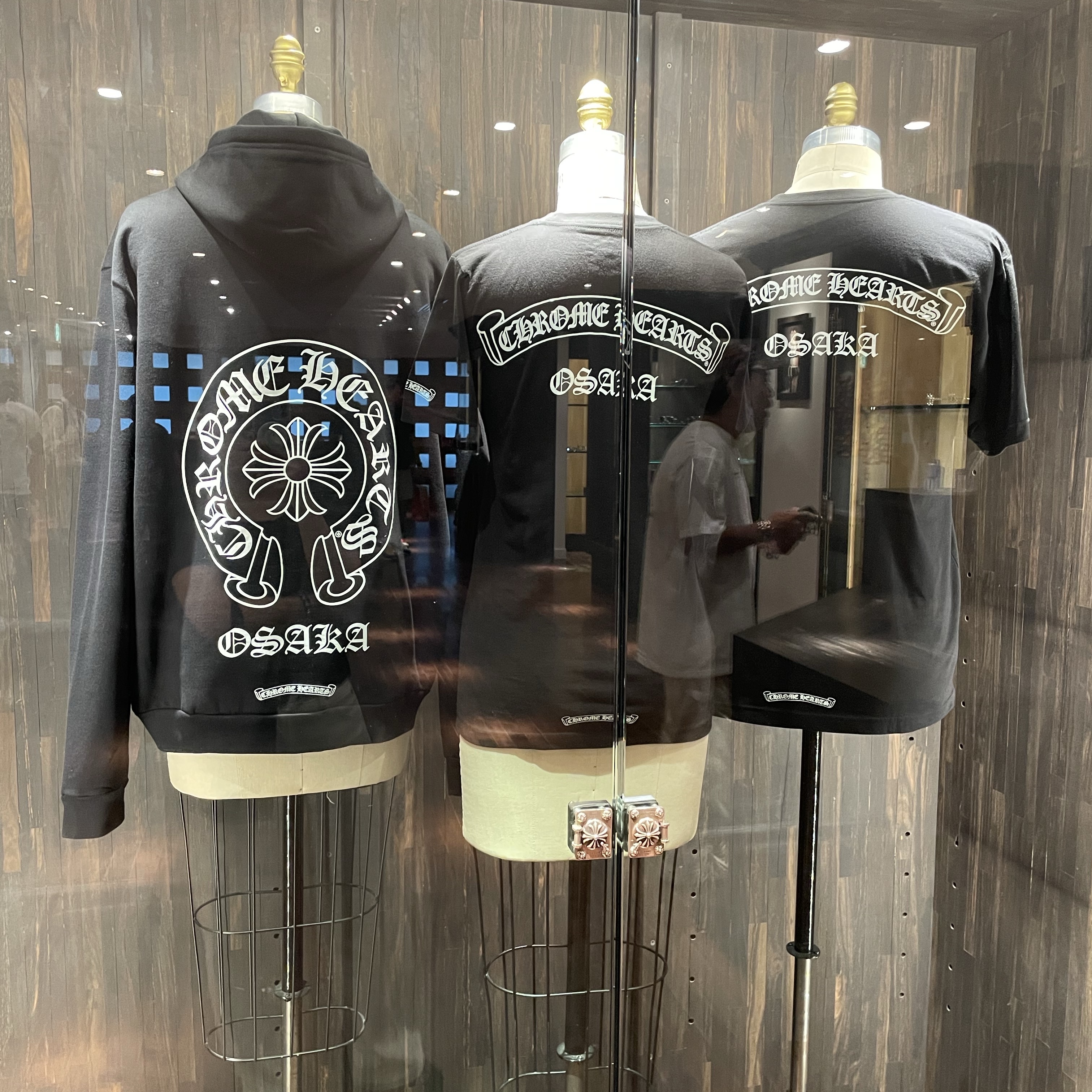 Chrome Hearts Horseshoe Logo Pocket T-Shirt White, Chrome Hearts CH Hollywood Trucker Hat Black 착용 스타일 - 2