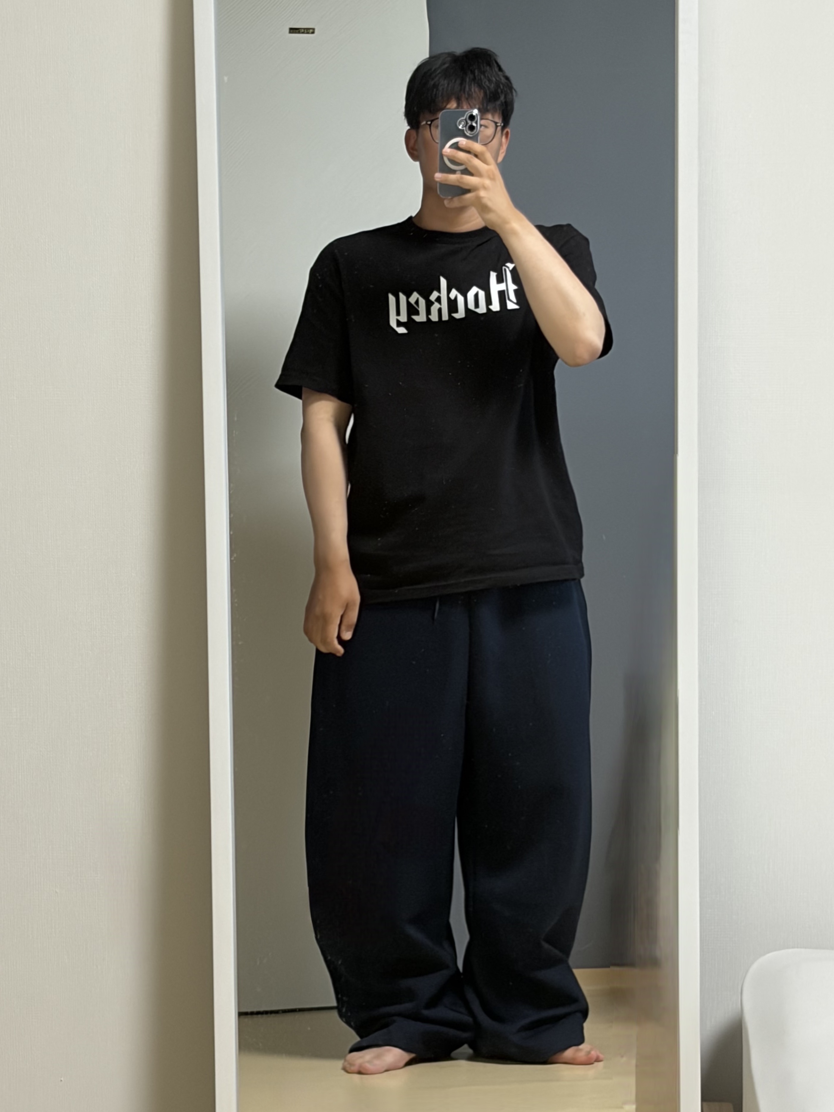 Uniqlo Barrel Pants Black, Uniqlo C Sweat Wide Pants Navy 착용 스타일 - 3