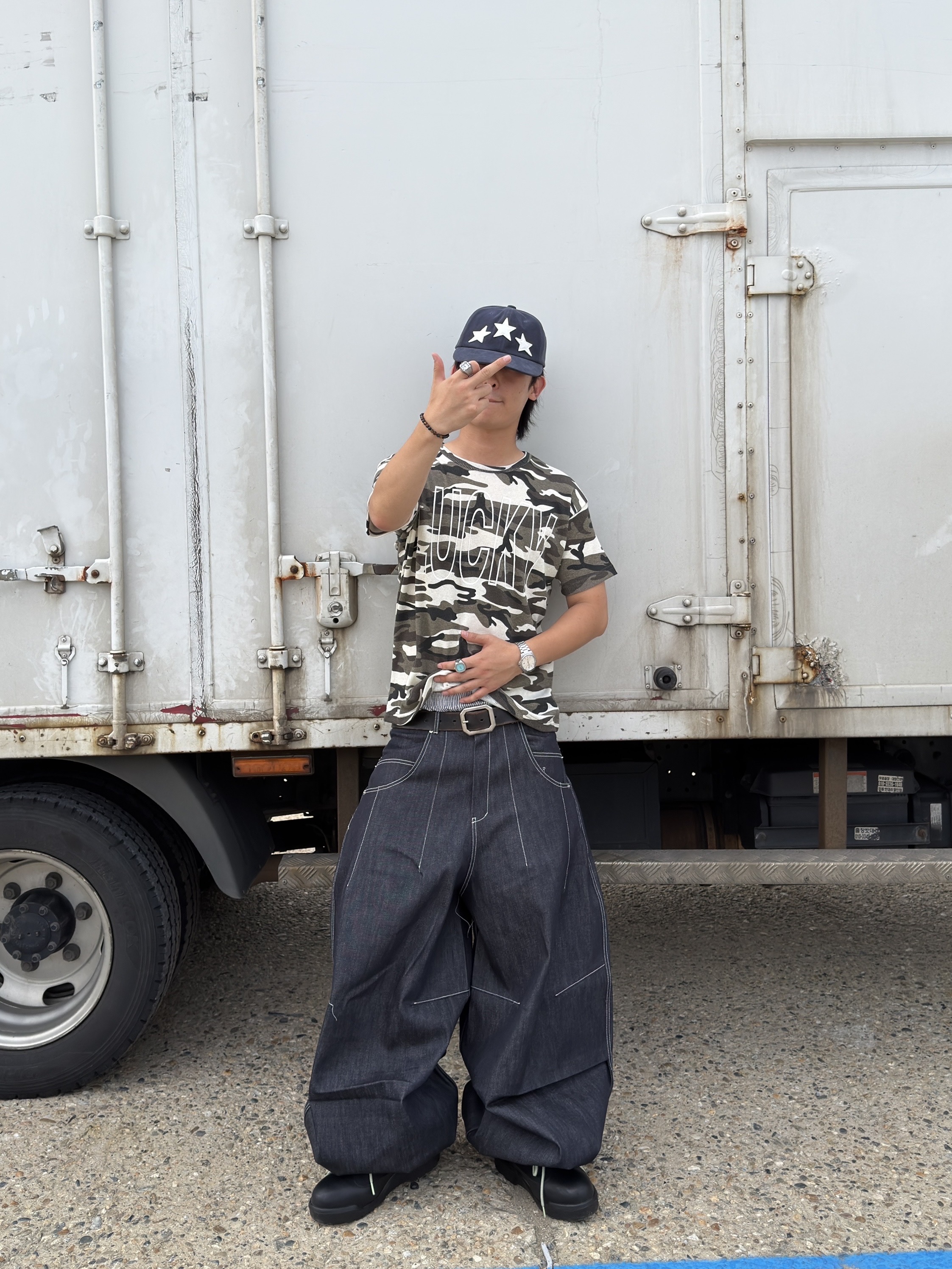 I FEEL LUCKY Jumbo Dart Wide Pants Raw Denim, I FEEL LUCKY Lucky Waffle T-Shirt Camo 착용 스타일 - 4