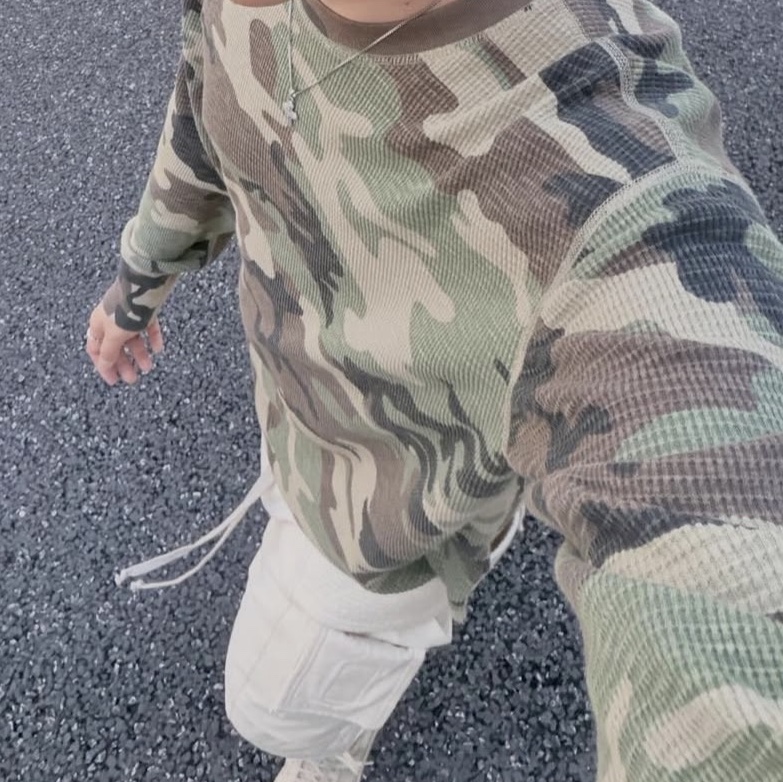 Stussy Pigment Dyed LS Thermal Camo 착용 스타일