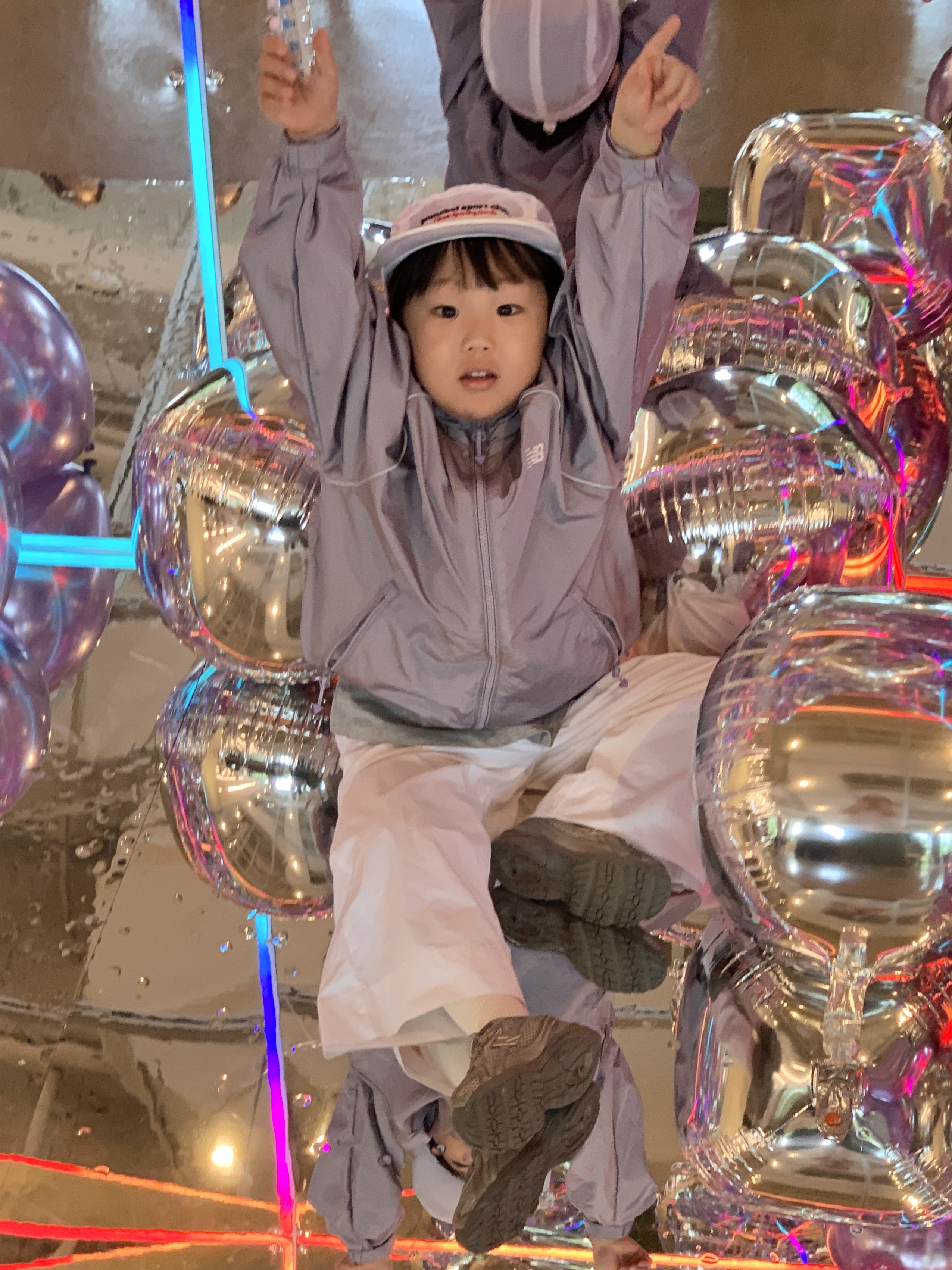 (Kids) New Balance Air Glossy Windbreaker Purple 착용 스타일 - 1