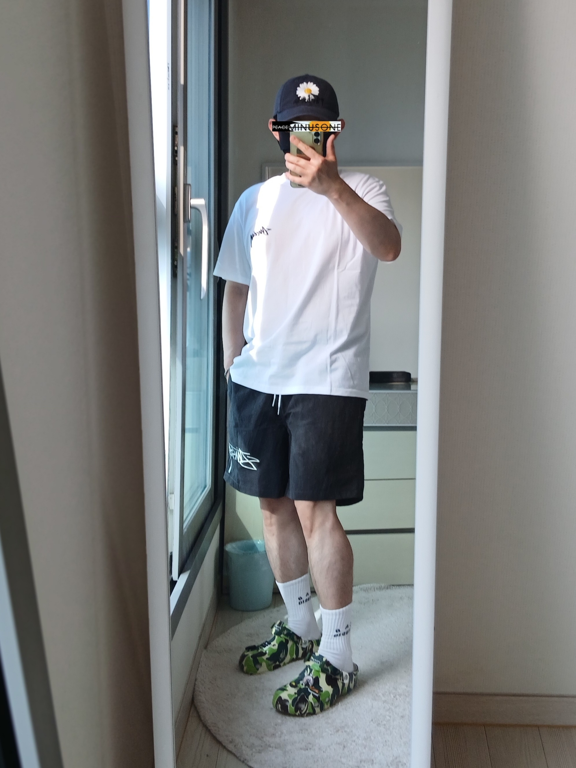 Stussy Wave Dye Nylon Shorts Black, Stussy Kittens T-Shirt White 착용 스타일 - 3