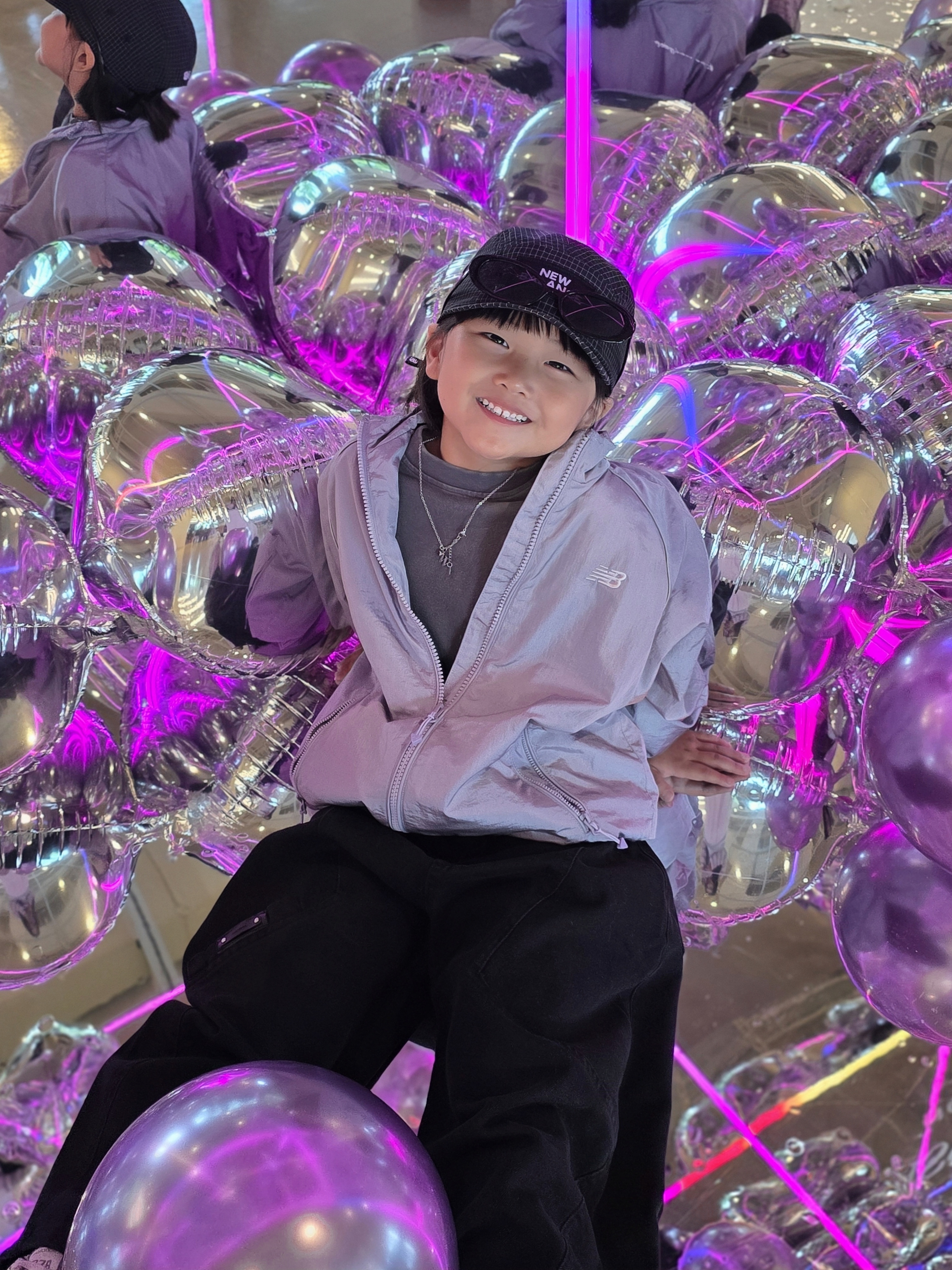 (Kids) New Balance Air Glossy Windbreaker Purple 착용 스타일 - 3