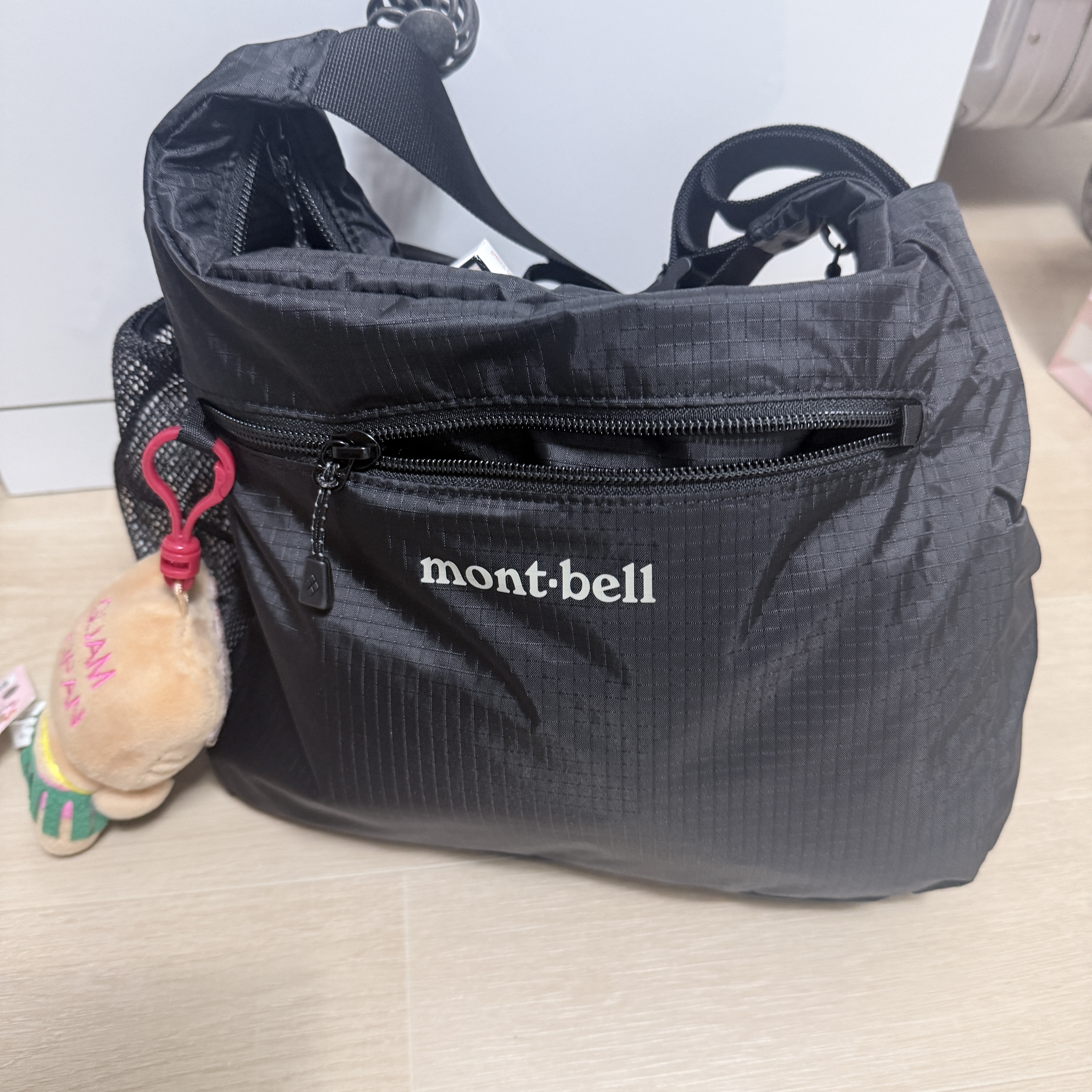 Montbell Pocketable Light Shoulder Bag Small Black 착용 스타일